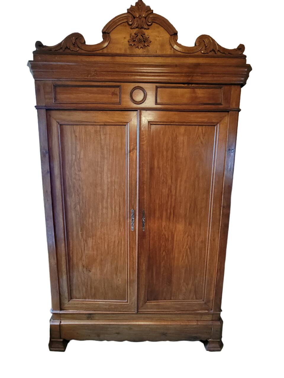 Armoire ancienne à corniche sculptée