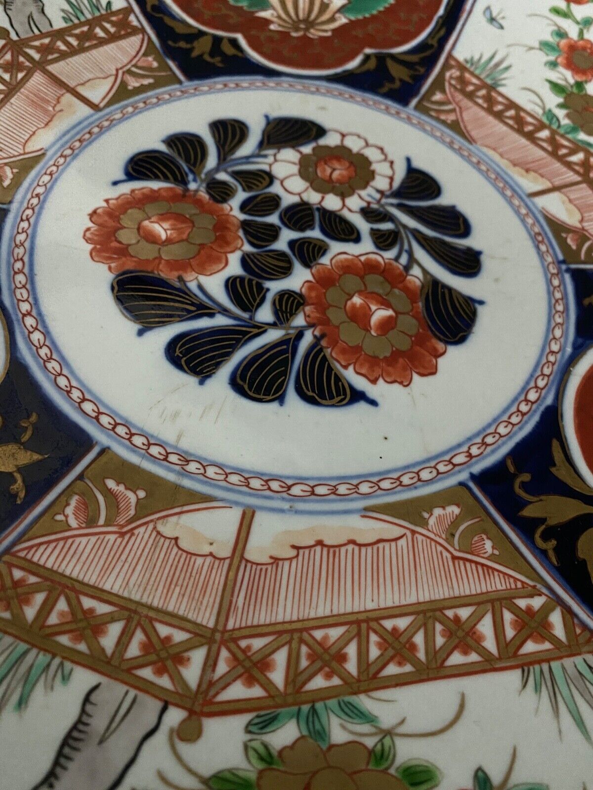 Large porcelain dish of Imari XIXth floral decoration
