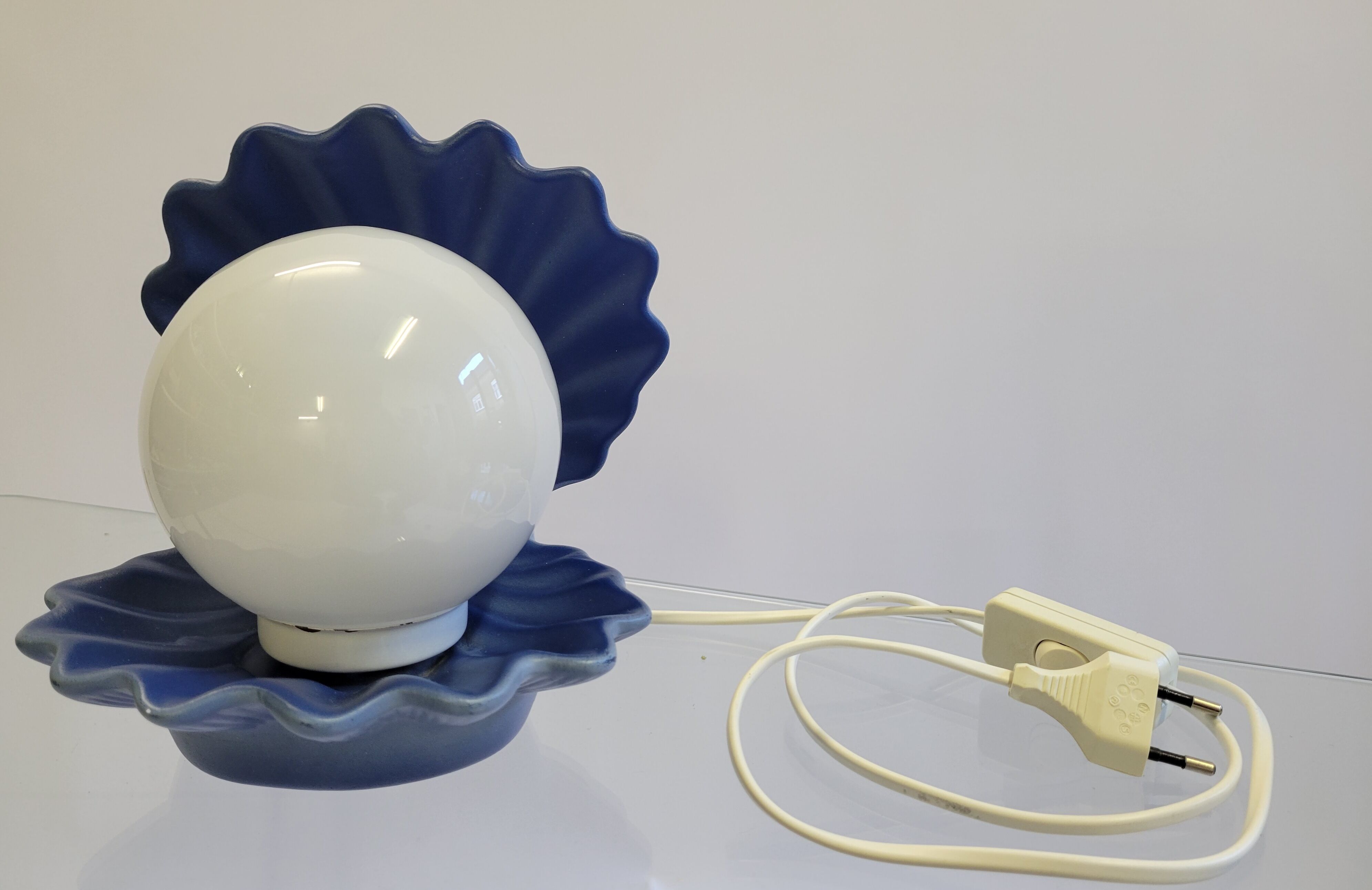 Shell lamp in blue and opaline ceramic