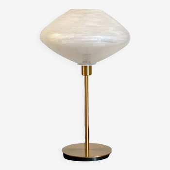 Lampe à poser avec un globe vintage soucoupe en verre et un pied doré