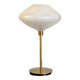 Lampe à poser avec un globe vintage soucoupe en verre et un pied doré