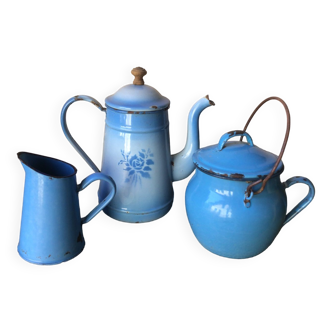 Lot 3 blue enamelled pots