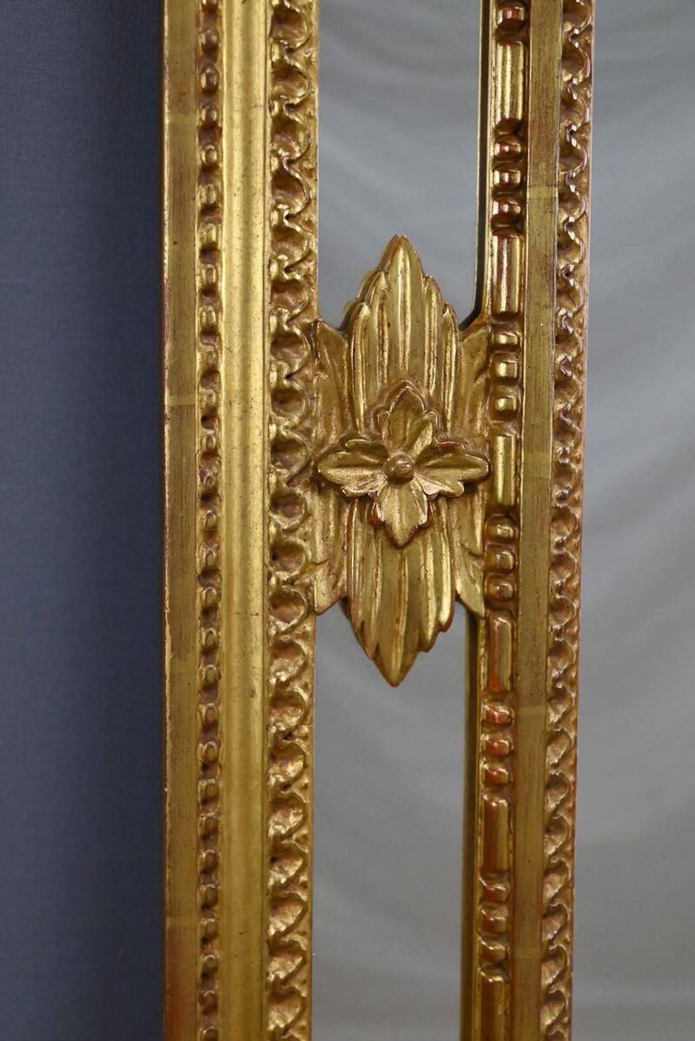 Grand miroir à parcloses, style Louis XVI – Milieu XXe