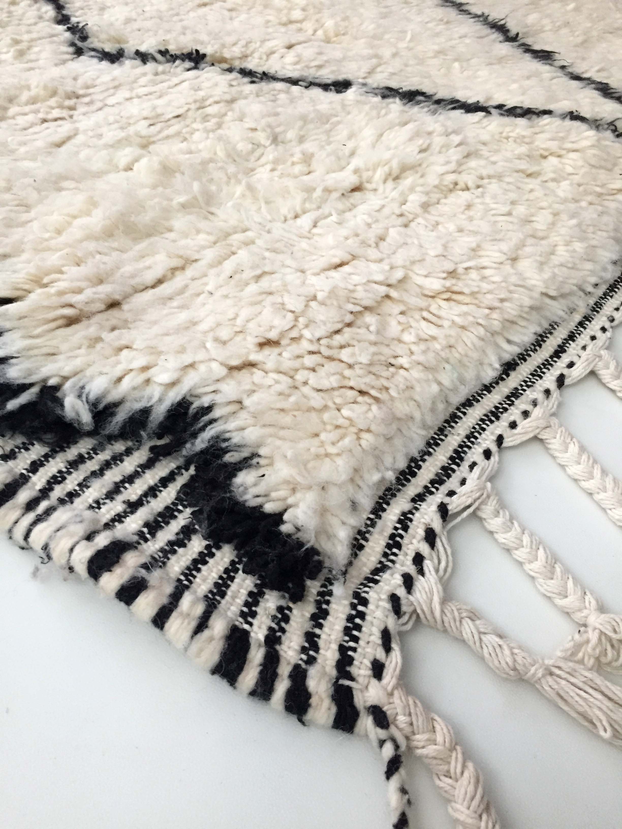 Moroccan Berber carpet Beni Ouarain unbleached with black diamonds and engraved border 207x130cm