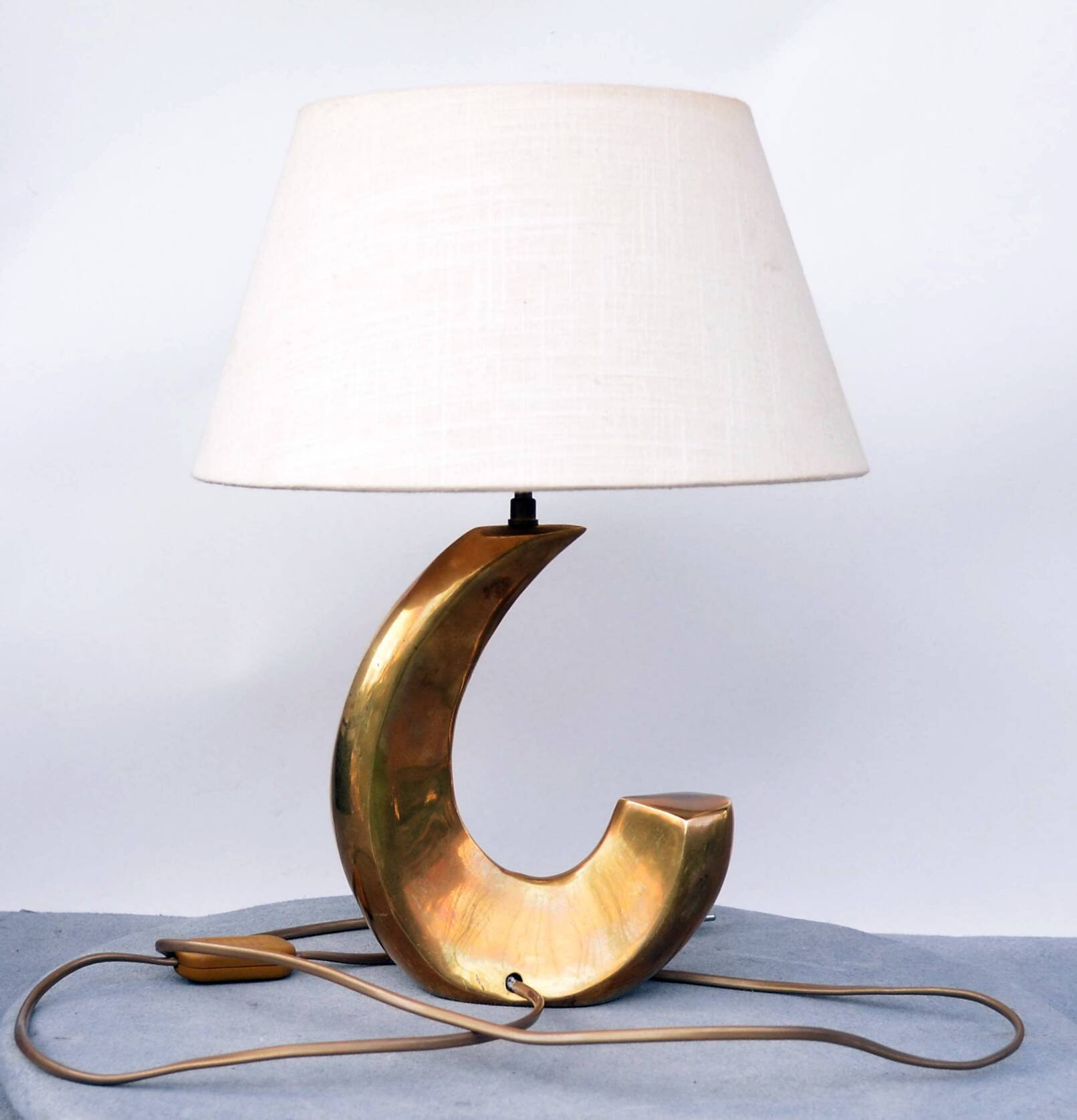 Lampe de table sculpturale en laiton en forme de vague