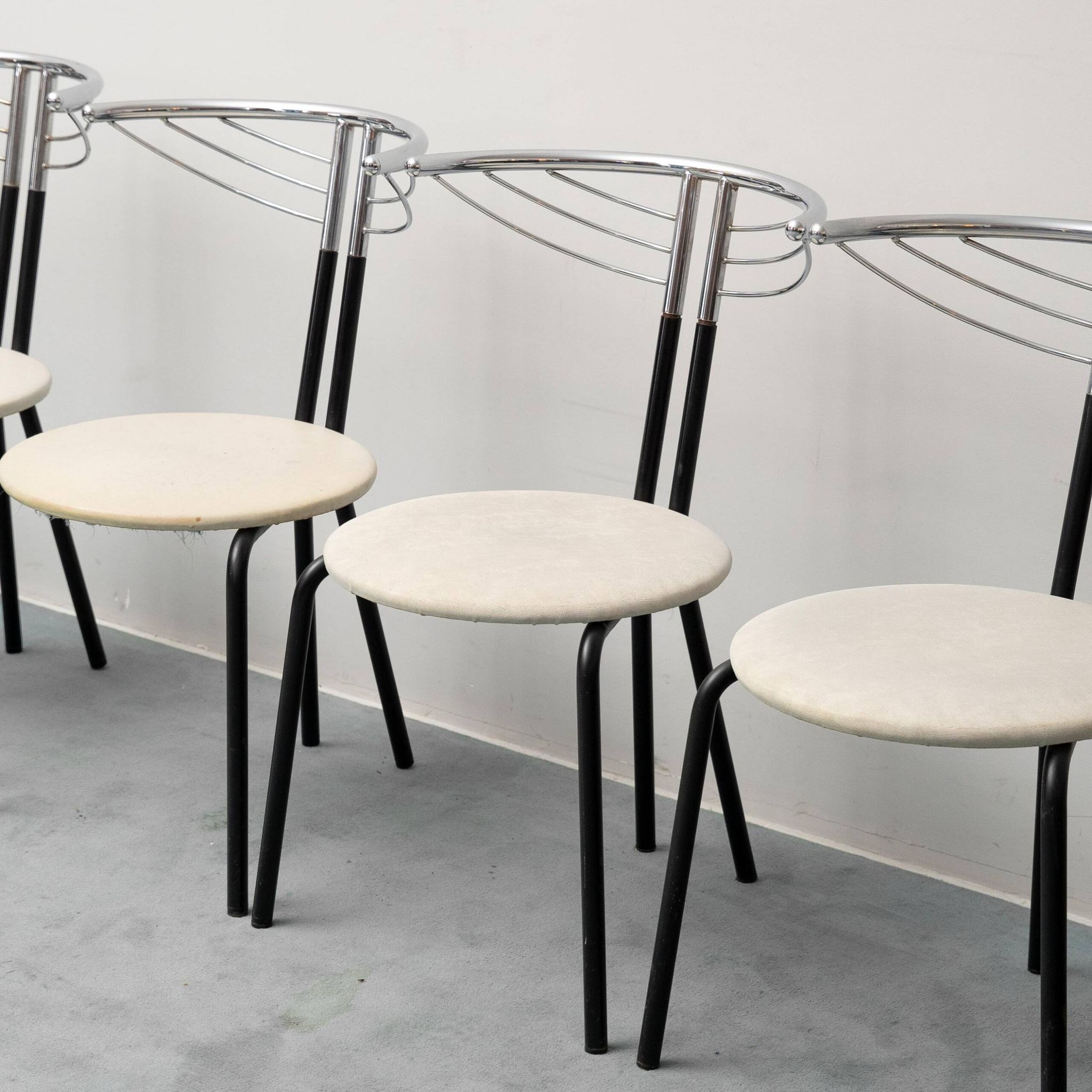 Set of 6 vintage chairs in chromed metal and white fabric, 1980s modernism