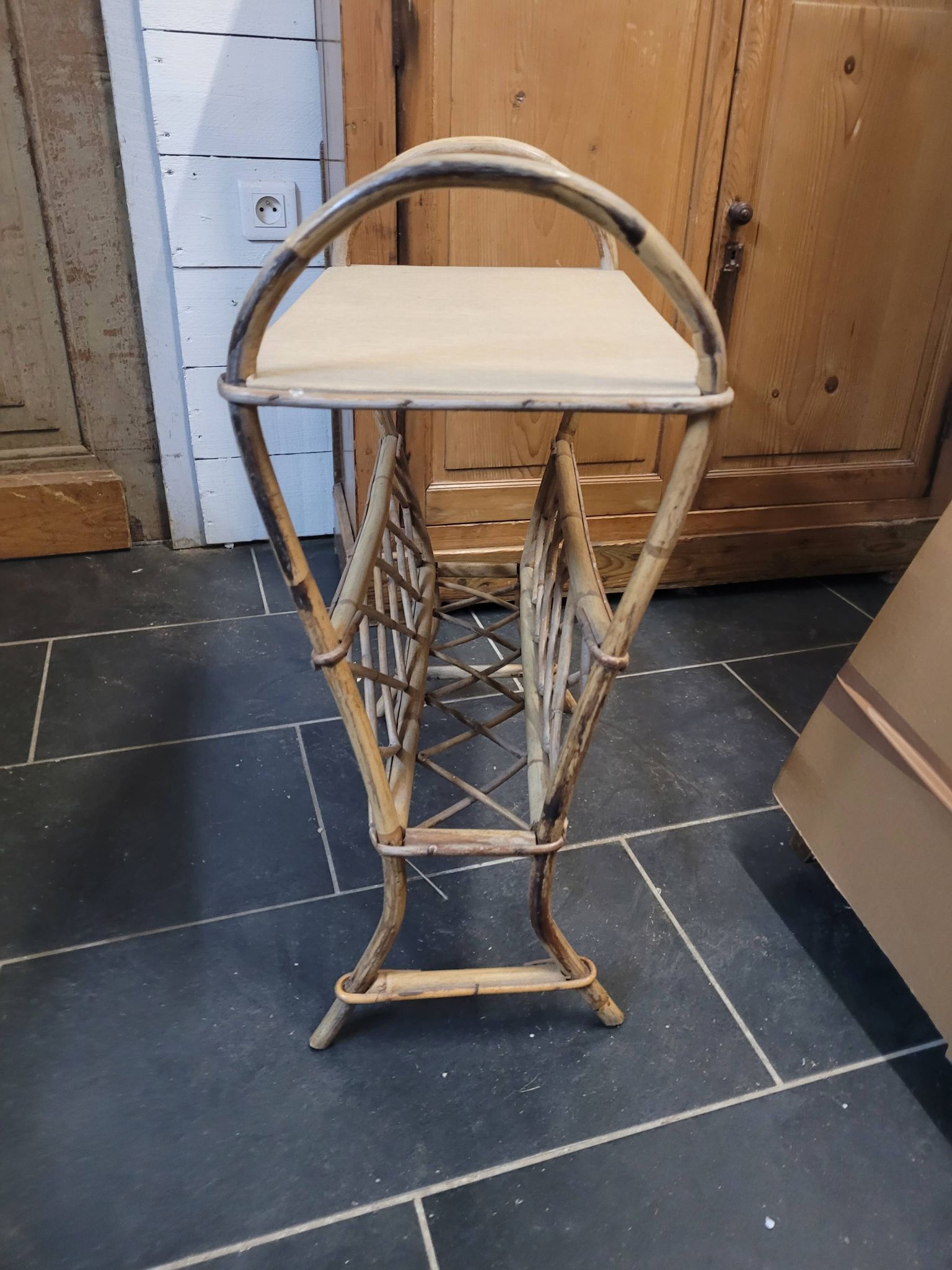 Porte revue en rotin vintage