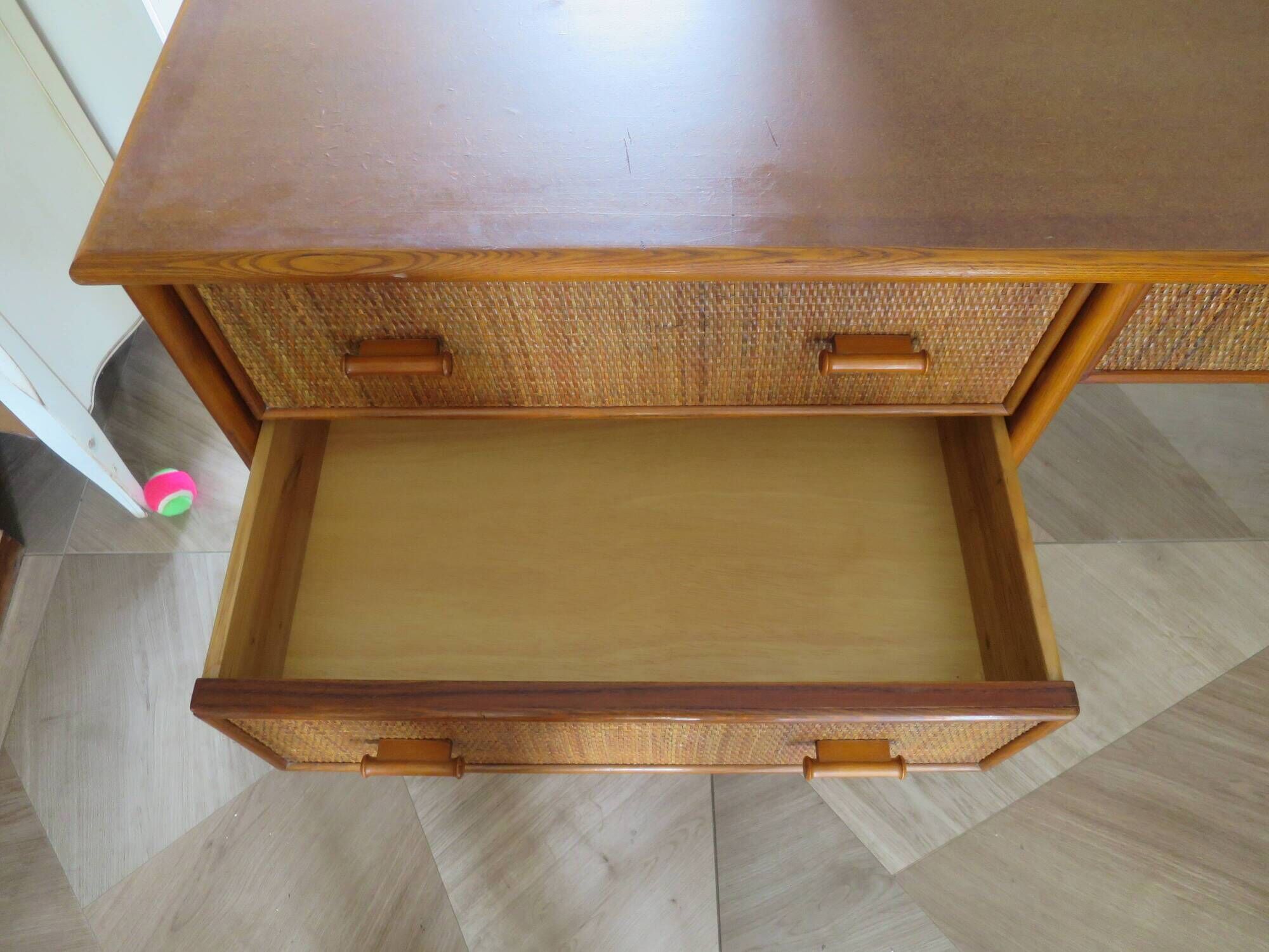 Vintage cane rattan desk with a large top and 5 drawers - 1960s/70s.