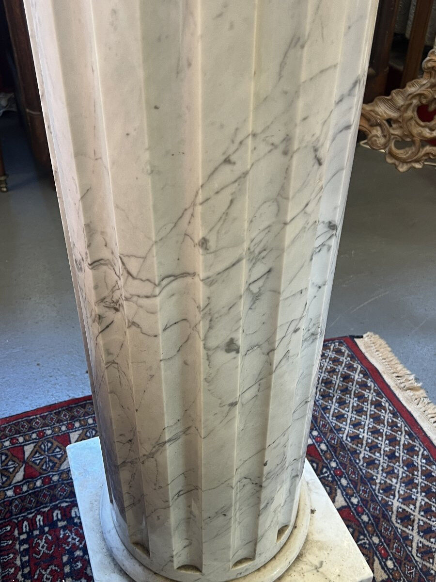 Column in solid white marble veined with grey, decorated with vertical fluting, 110 cm.