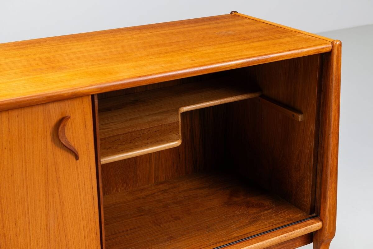 Bosteels Meubelen unique petit buffet en noyer Belgique 1960