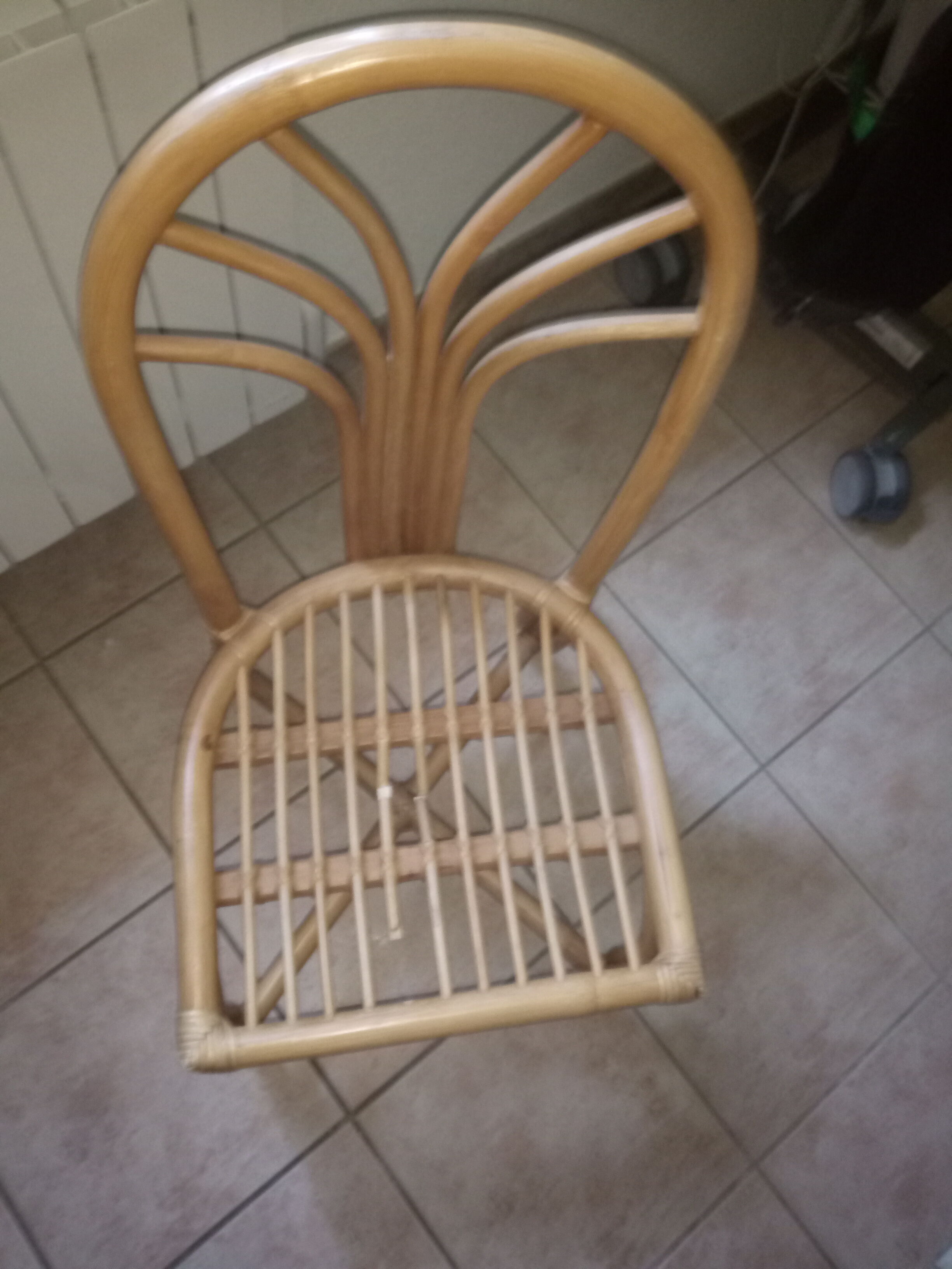 Ensemble de quatre chaises en rotin