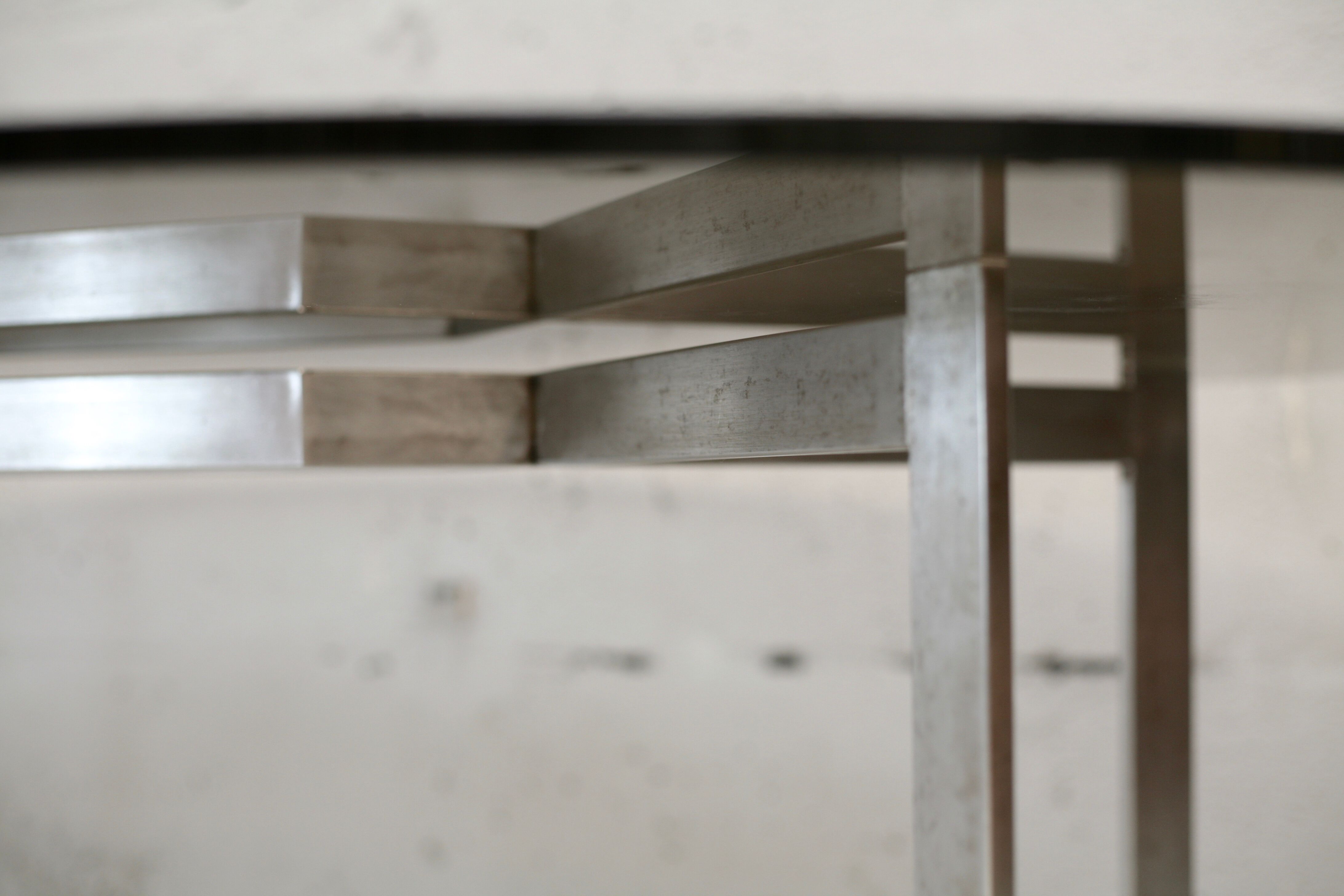 Table de Paul Legard, édition DOM, aluminium brossé et dalle elliptique de verre fumé, France, circa