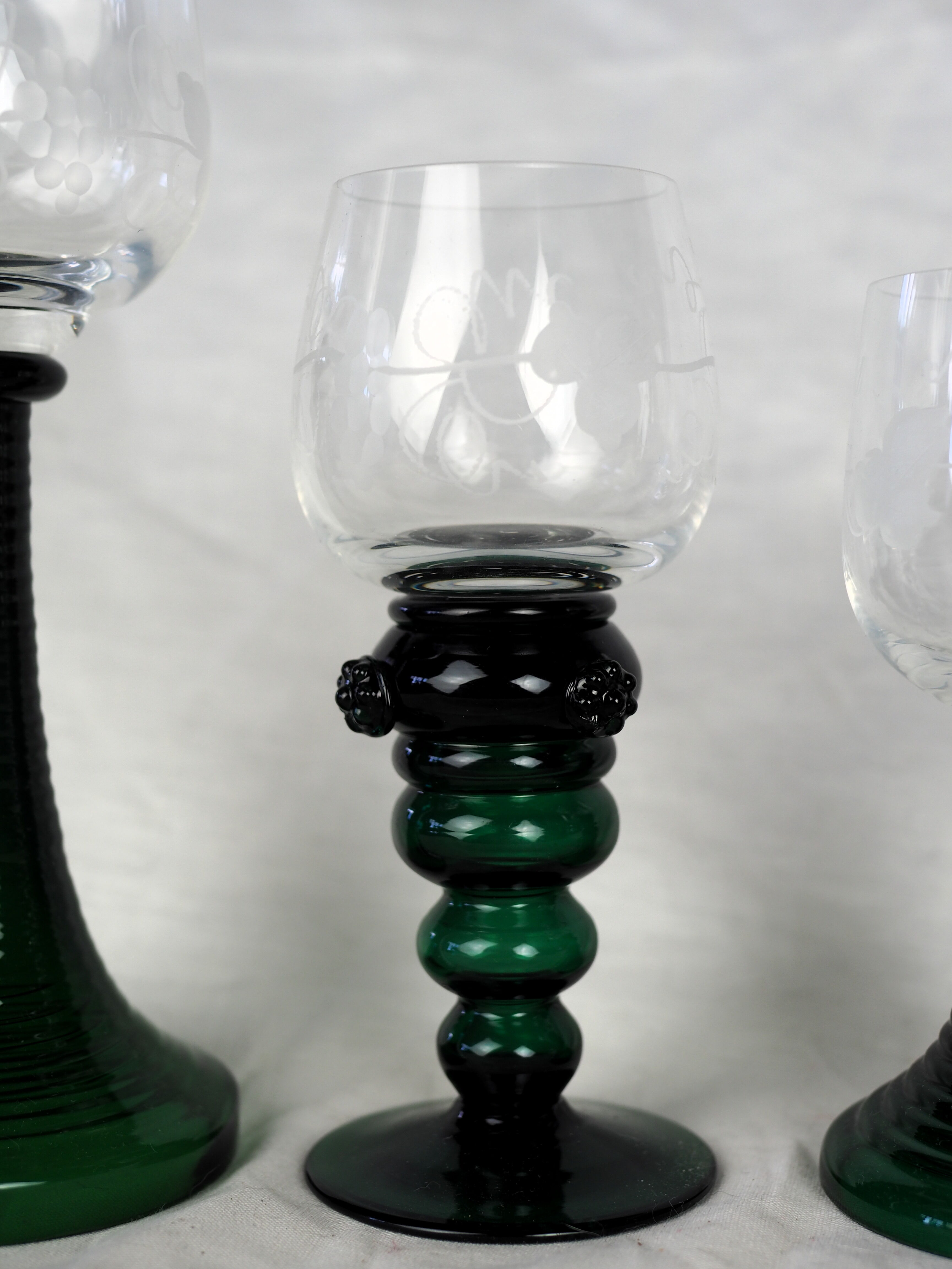 Set of 5 green römer glasses engraved with vine pattern - Bavarian crystal - 70s / 80s