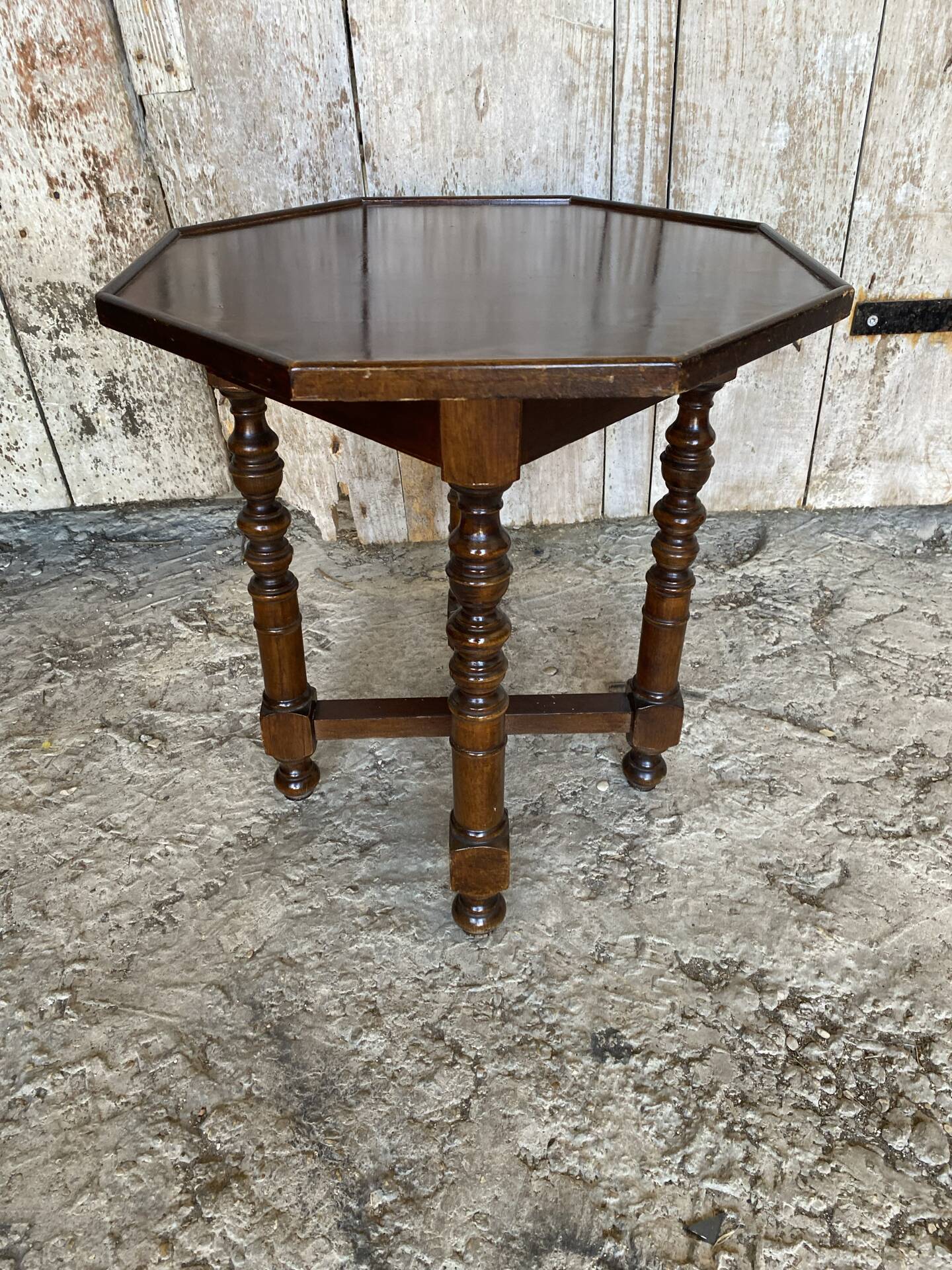 Chevet ancien, table basse octogonale en bois pieds tournés