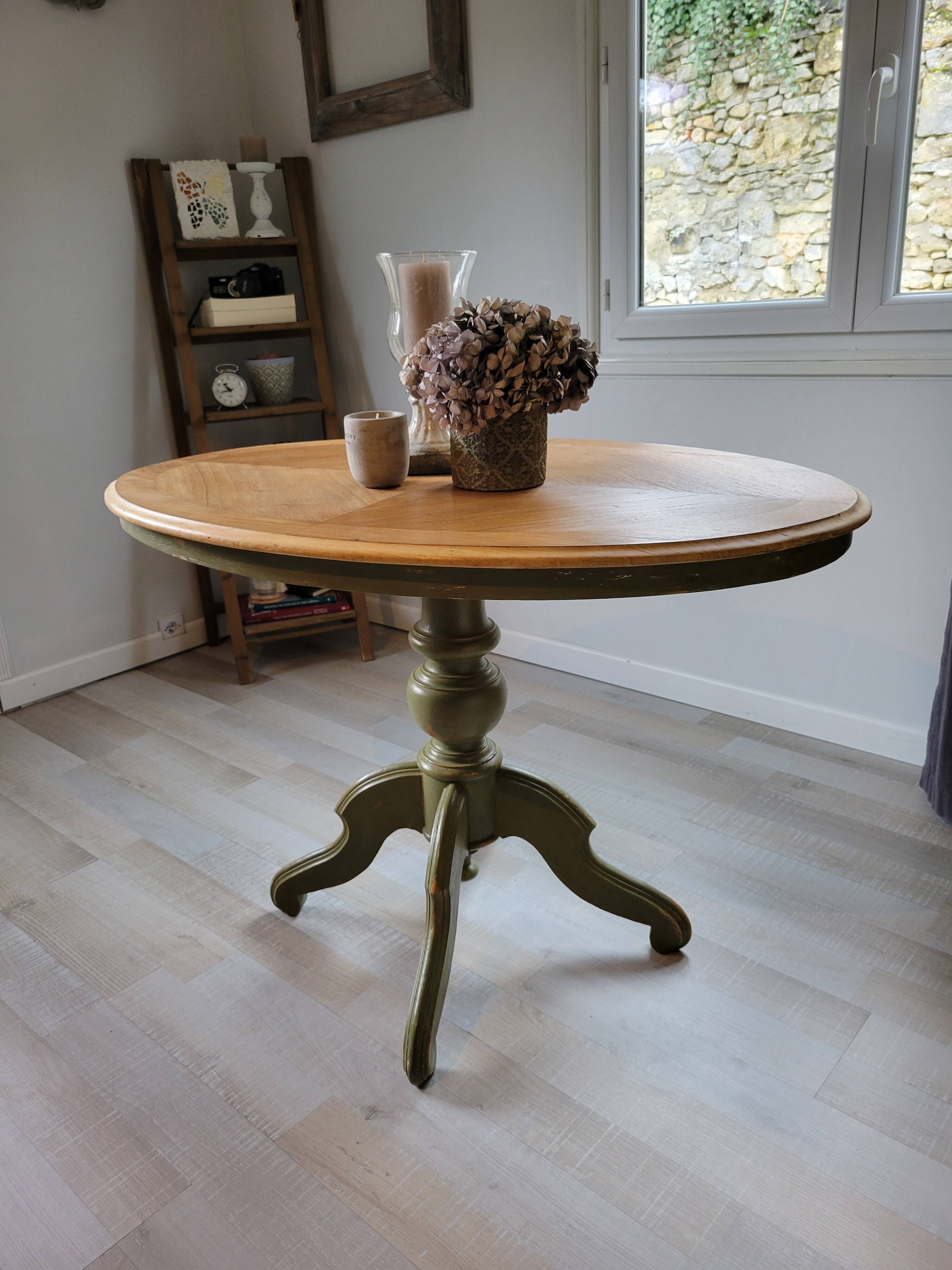 Oval table in chic country style