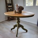 Oval table in chic country style