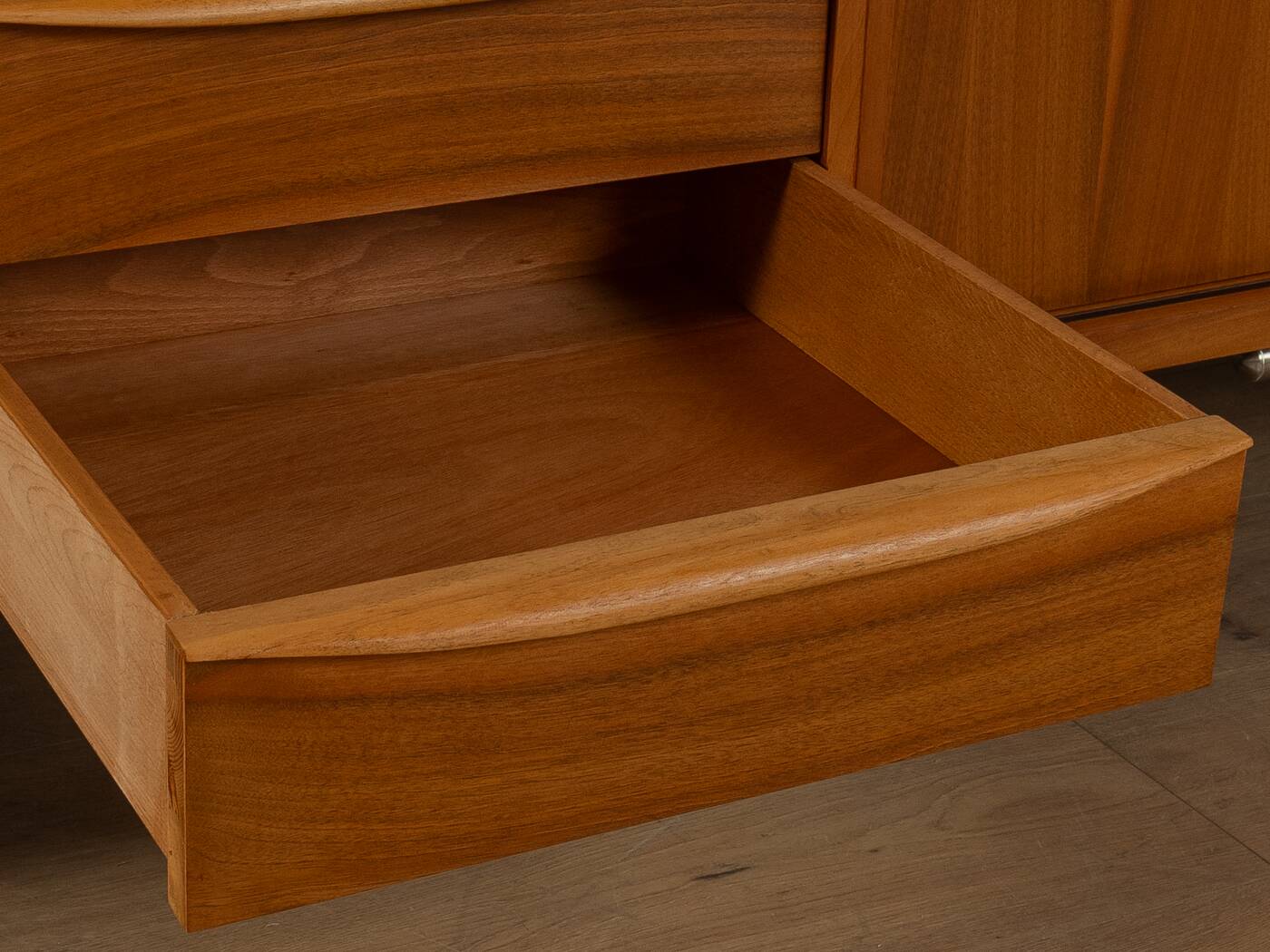 1950s sideboard with Bauhaus legs