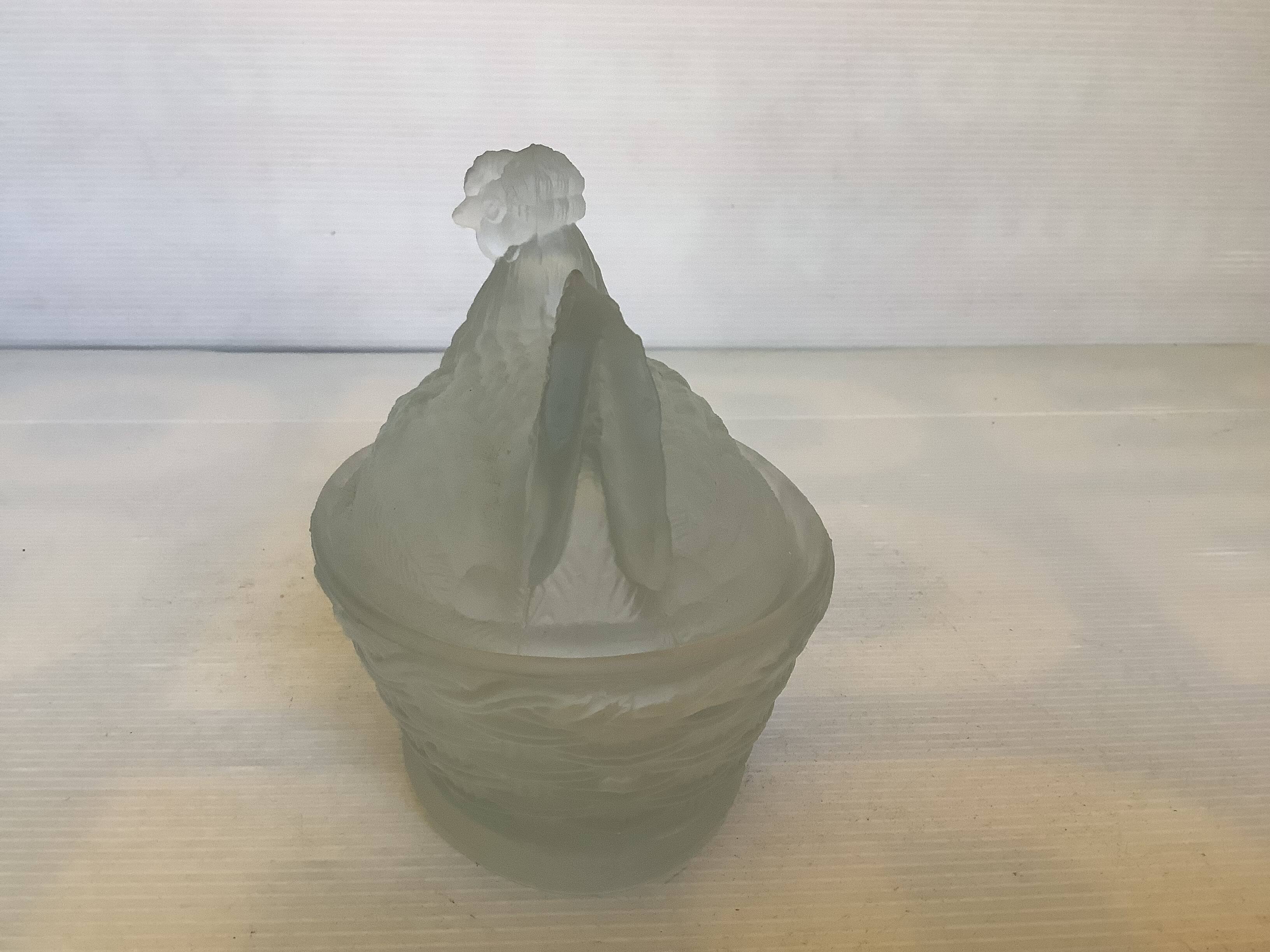 Chicken-shaped candy box