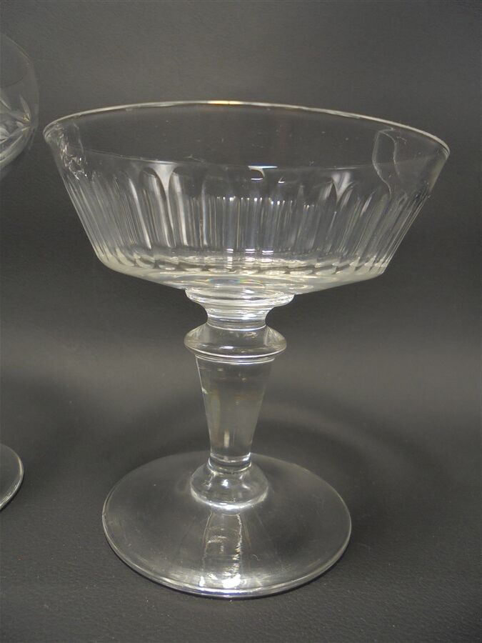 Service dépareillé de 6 coupes à champagne
