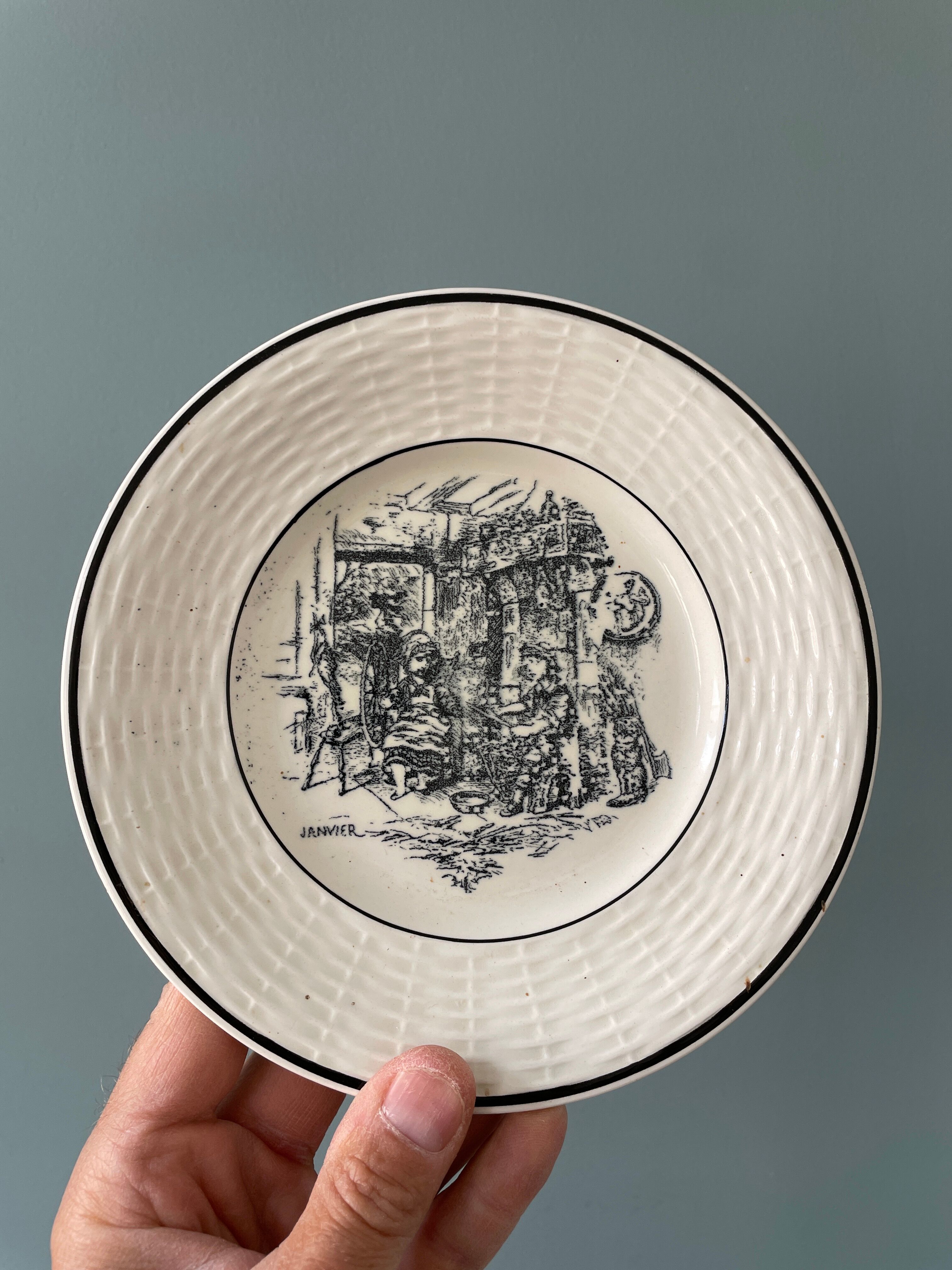 Lot de 12 petites assiettes Digoin Sarreguemines, « Les Mois »
