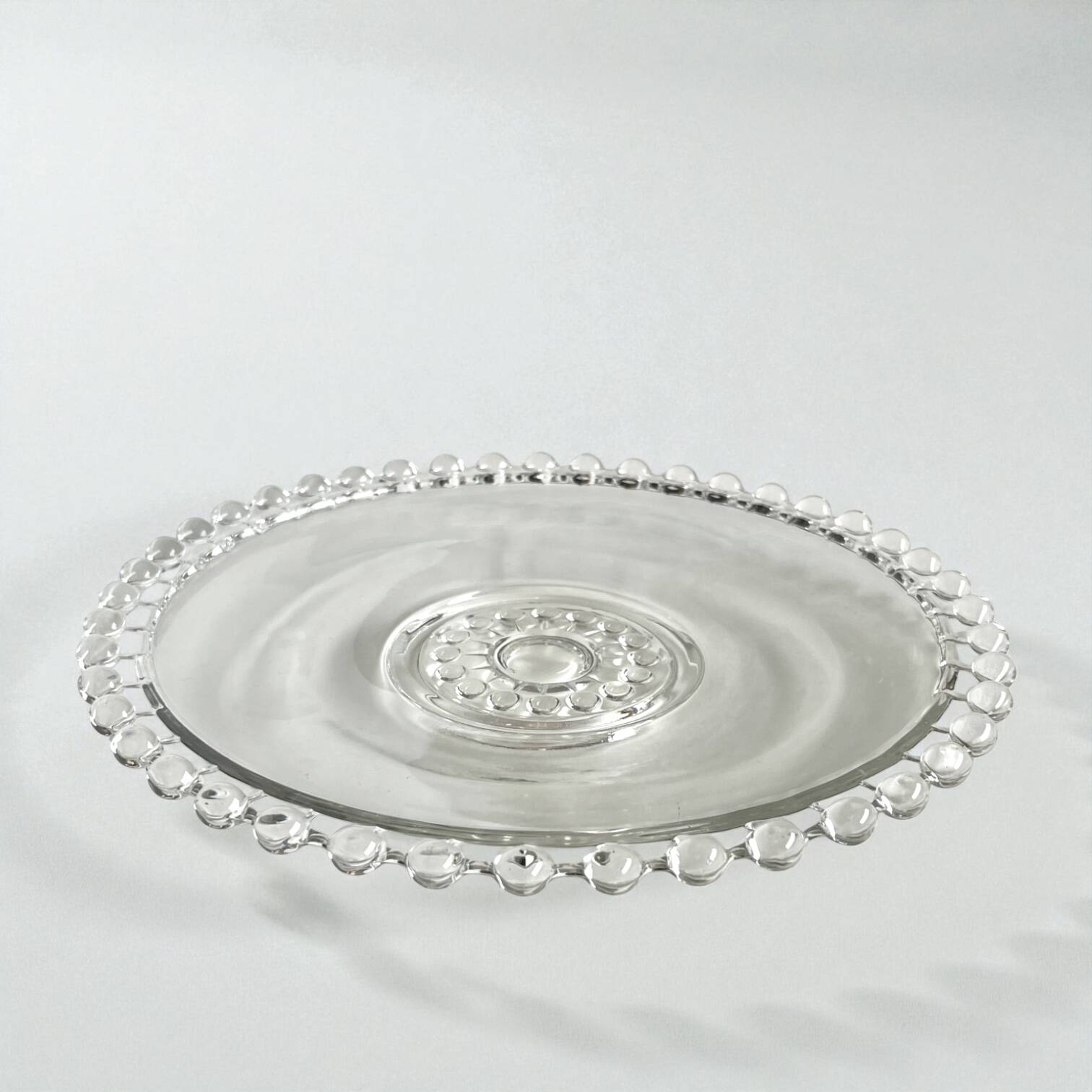 Plat Art Déco en verre moulé et perlé, 1900
