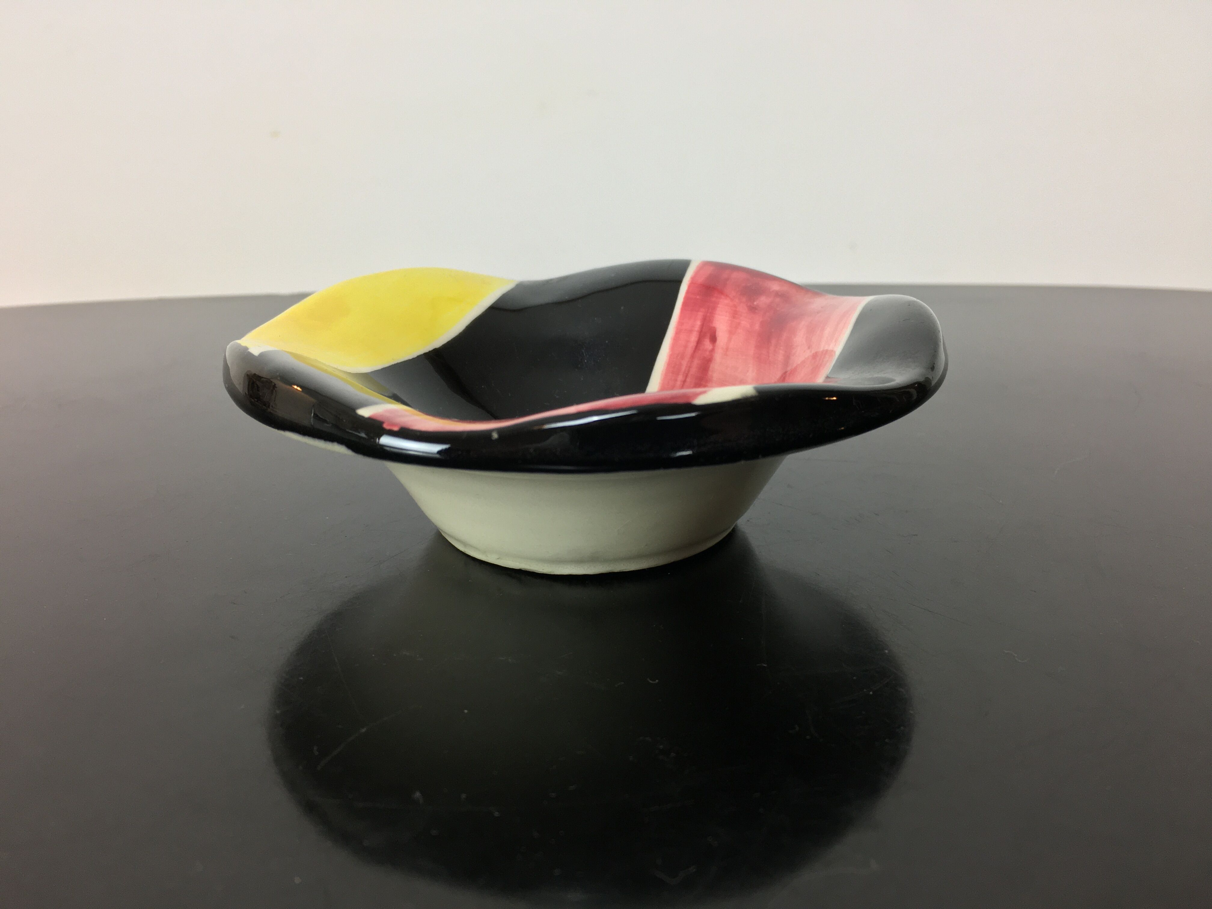 Empty cut ceramic pocket, ashtray