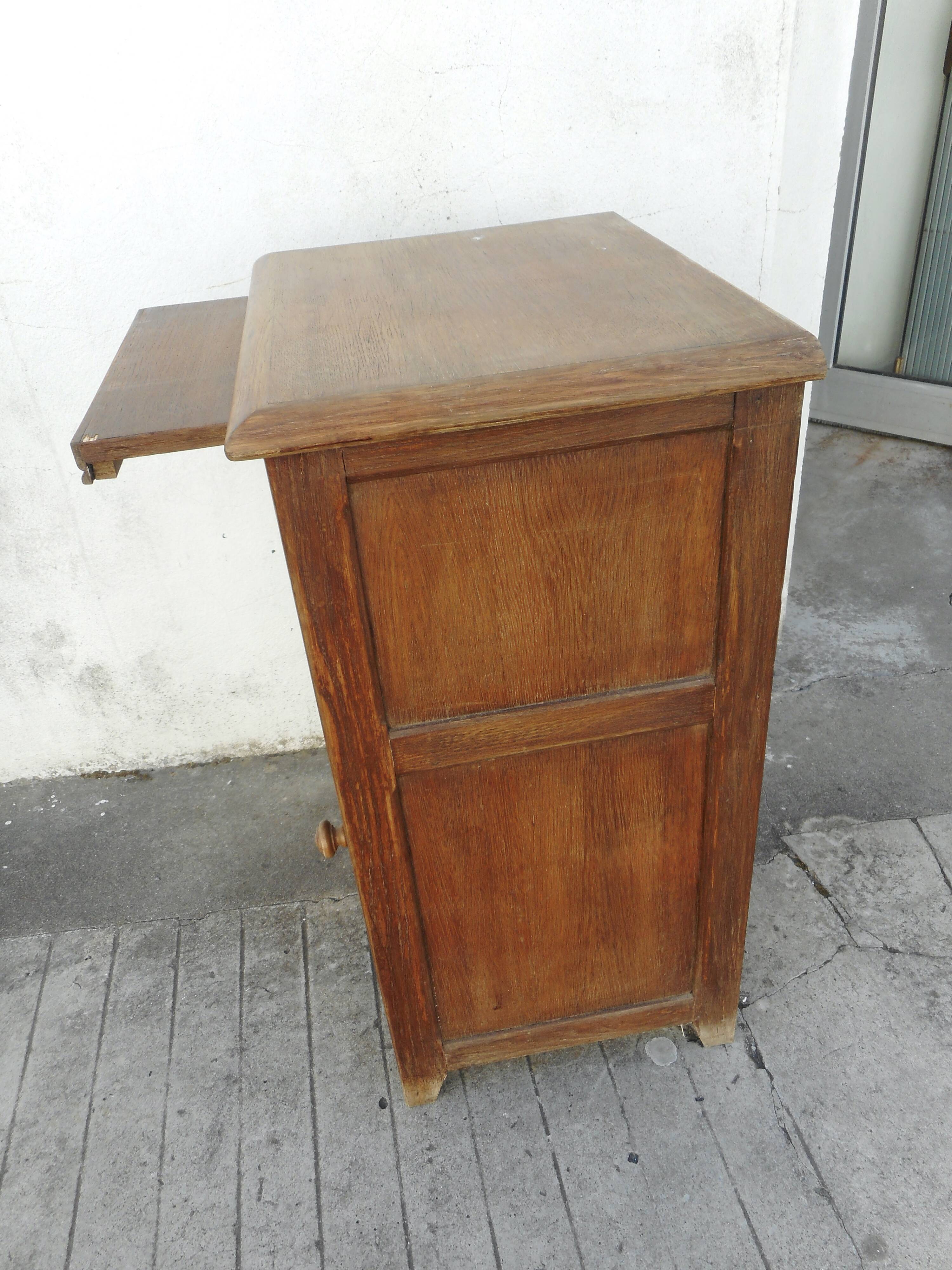 Extra furniture a door topped by a niche