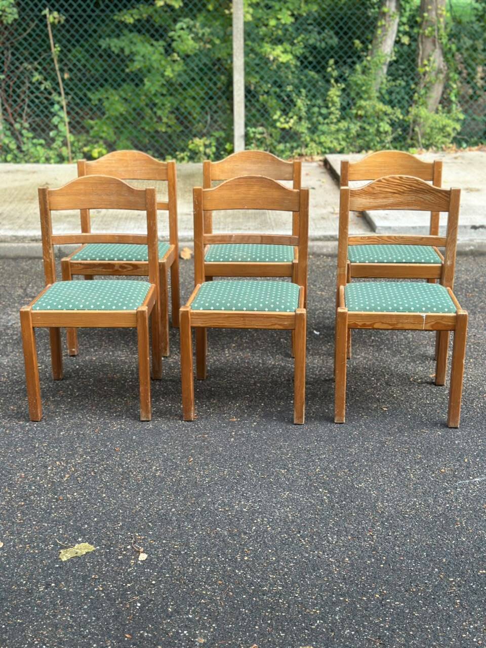 Set of 6 vintage solid wood chairs — Green fabric seats