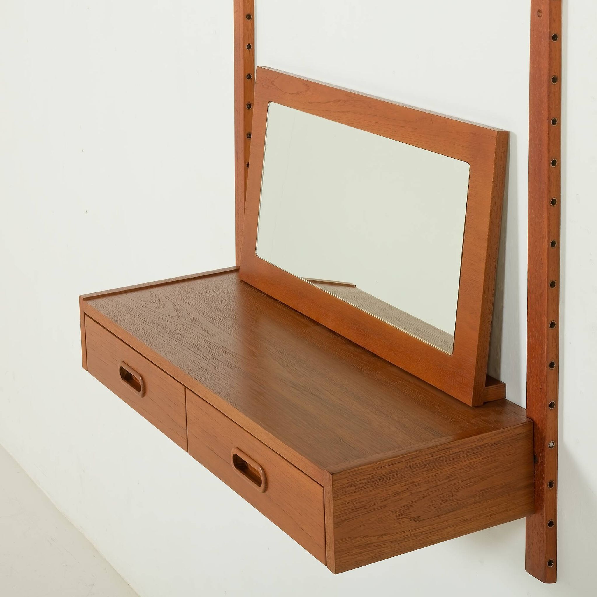 Un ensemble mural scandinave des années 70 avec un console et un miroir, Danemark.