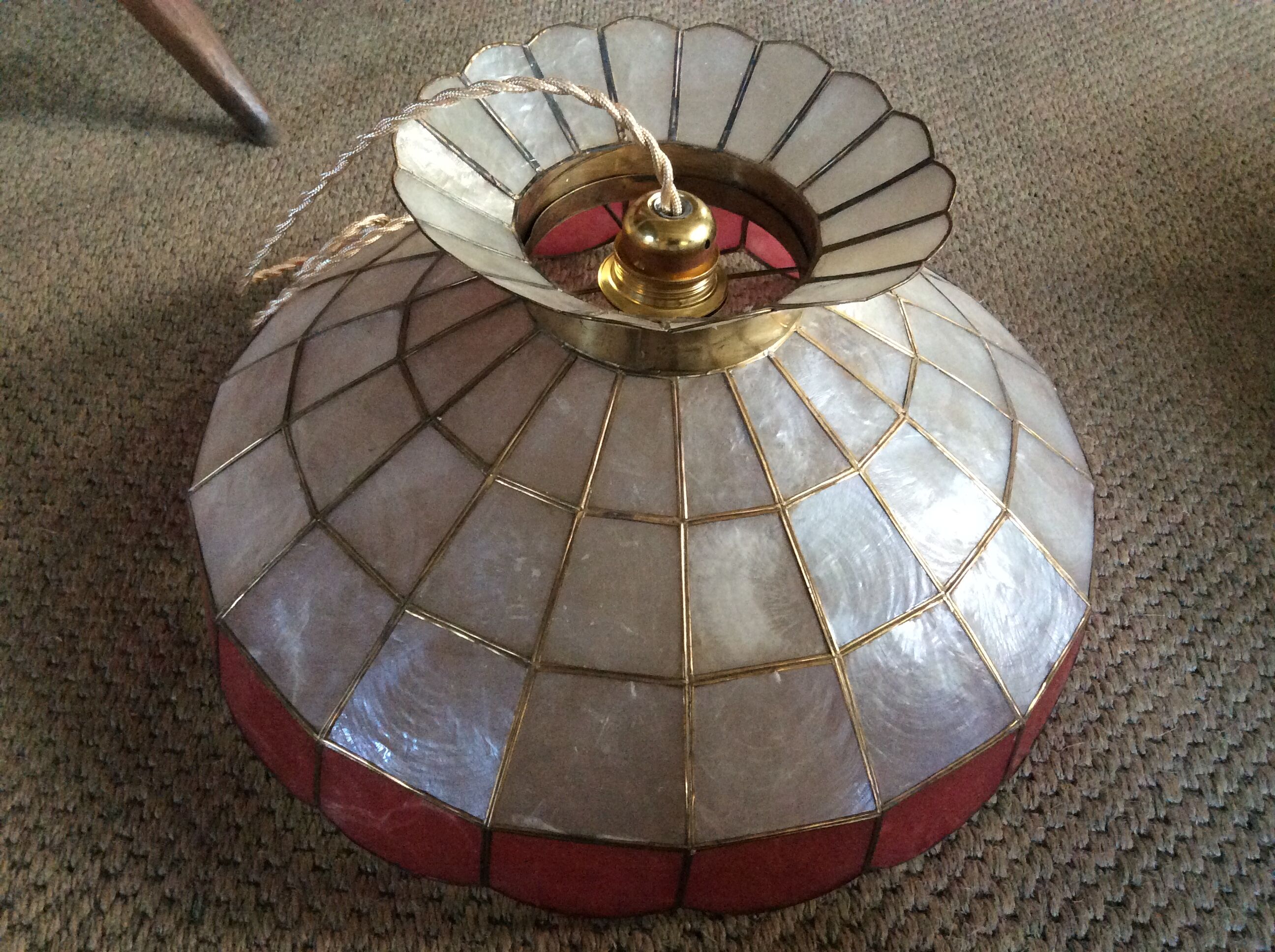 Mother-of-pearl suspension