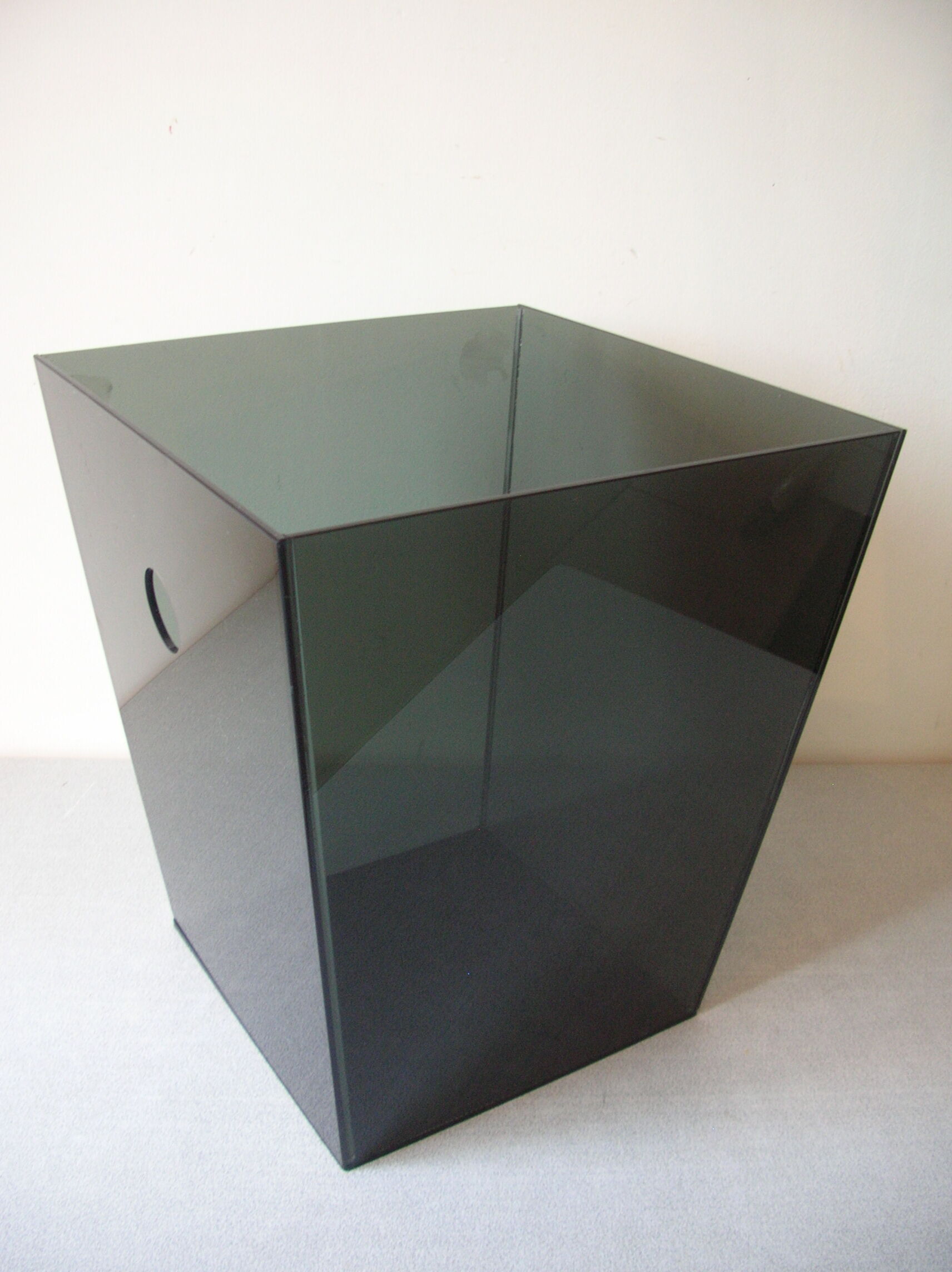 Pyramidal paper basket in transparent gray plexi