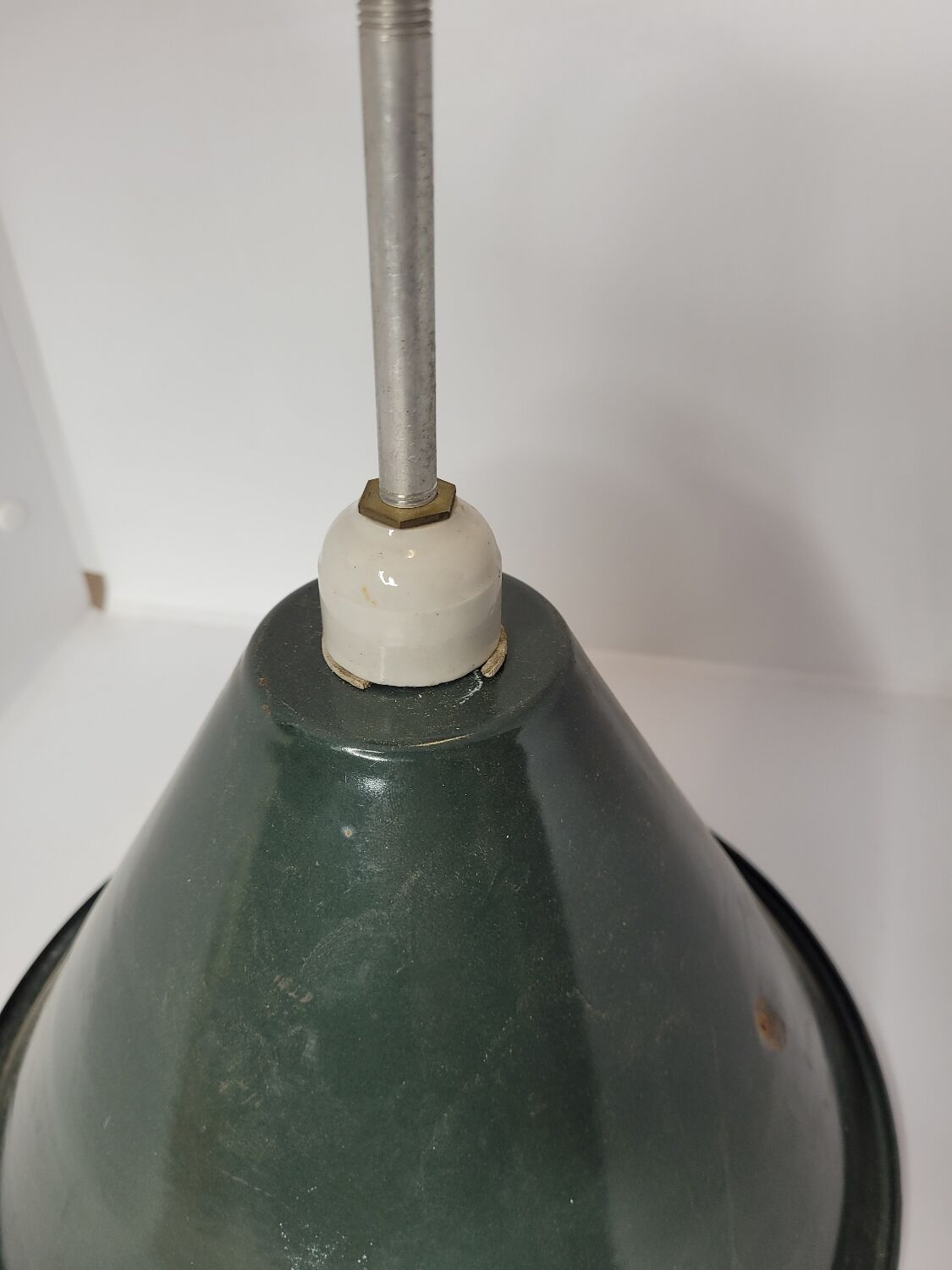 Green and white enamelled suspension