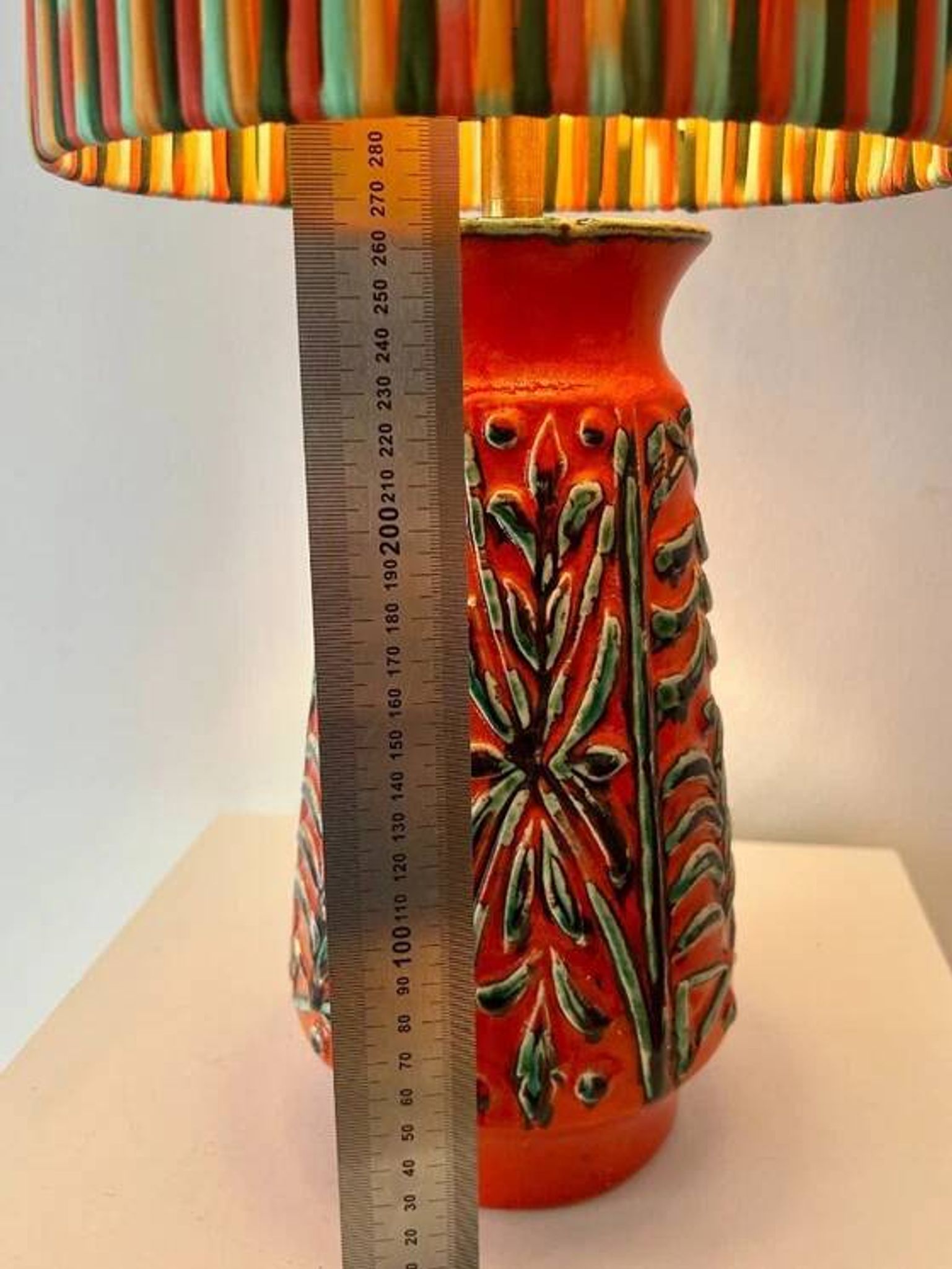 Lampe de table d'ambiance upcyclée à partir d'un vase en céramique Übelacker.