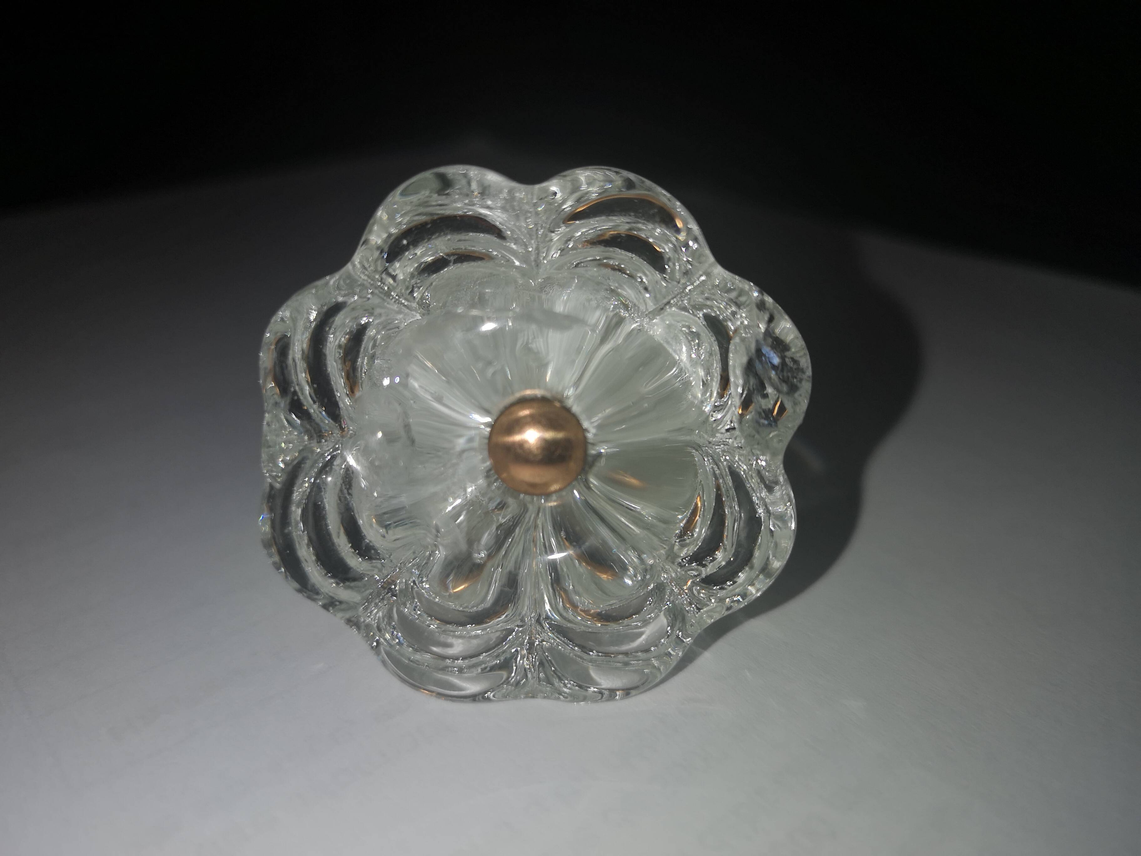 7 anciens boutons de meuble en verre épais transparent