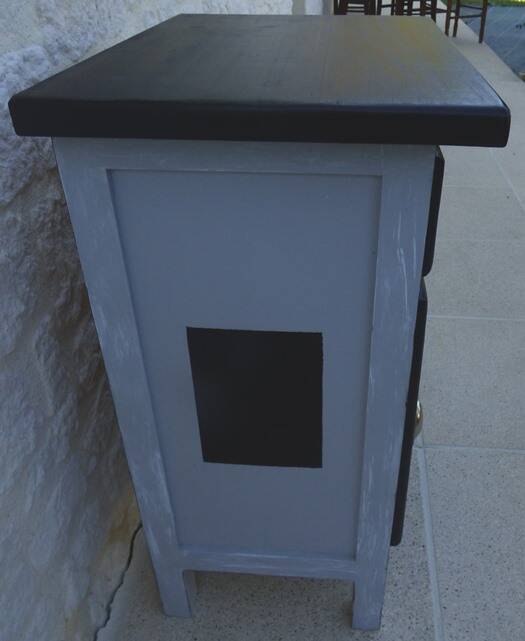 Furniture suitable for everywhere with a thick top, in solid wood