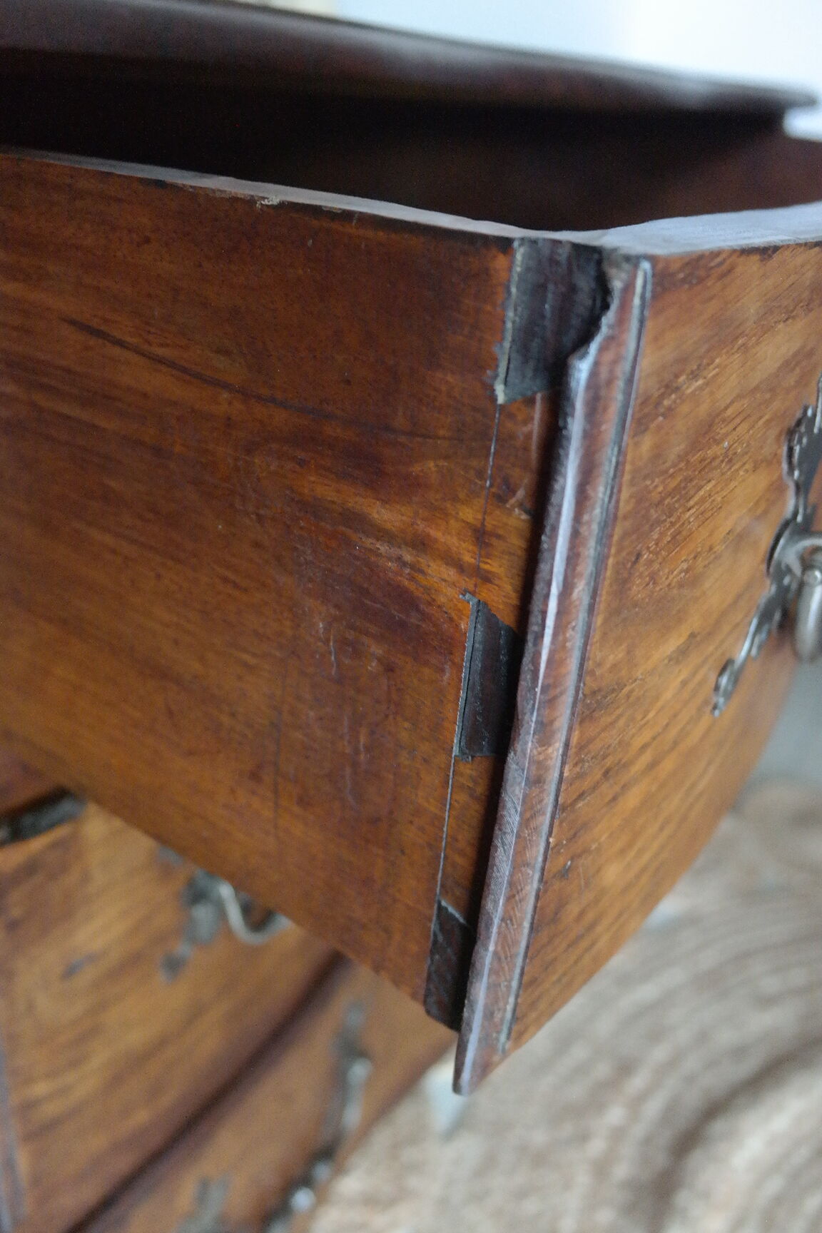 Commode arbalète campagnarde en chêne xxème