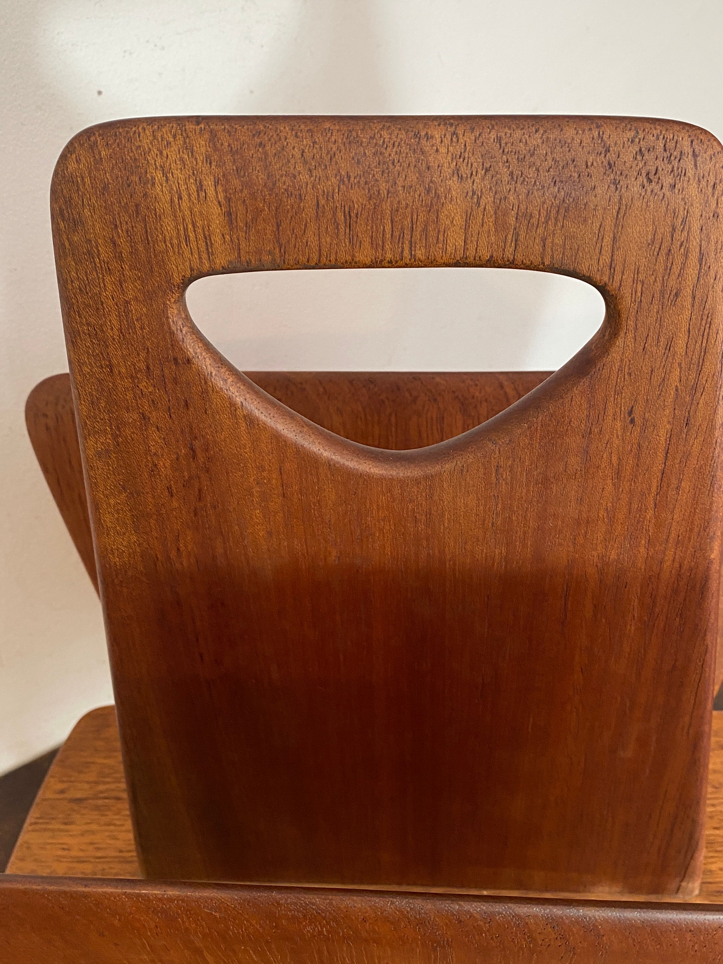 Magazine rack, in oak, by Pierre Cruège