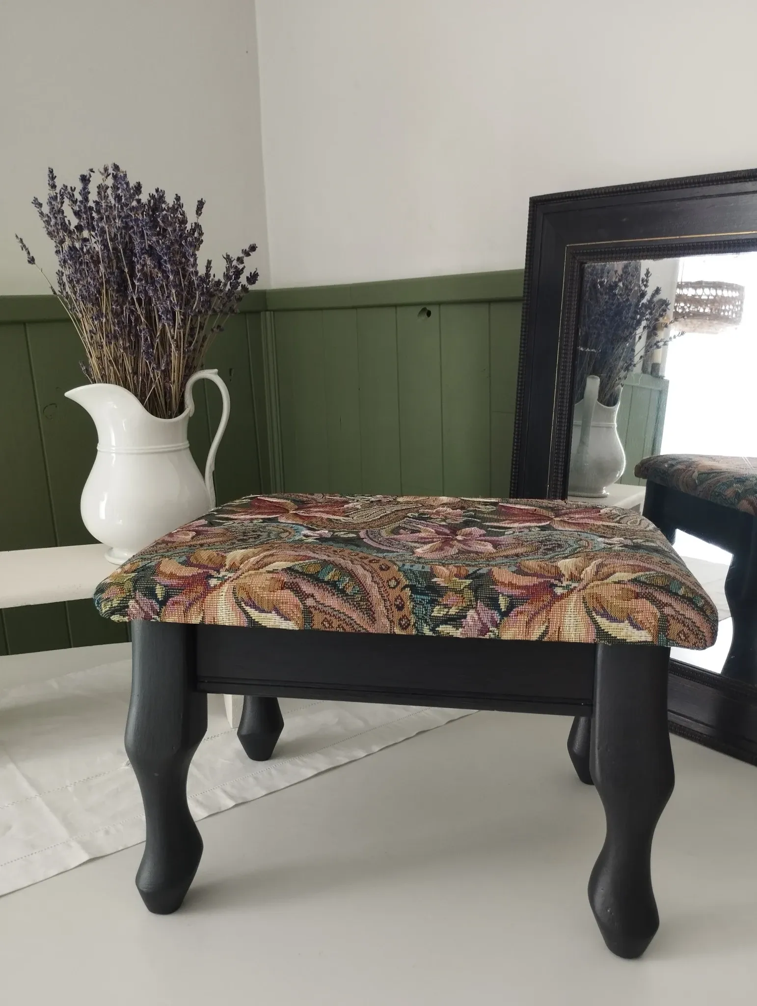 Petit ottoman repose-pied tapisserie vintage.