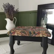 Petit ottoman repose-pied tapisserie vintage.