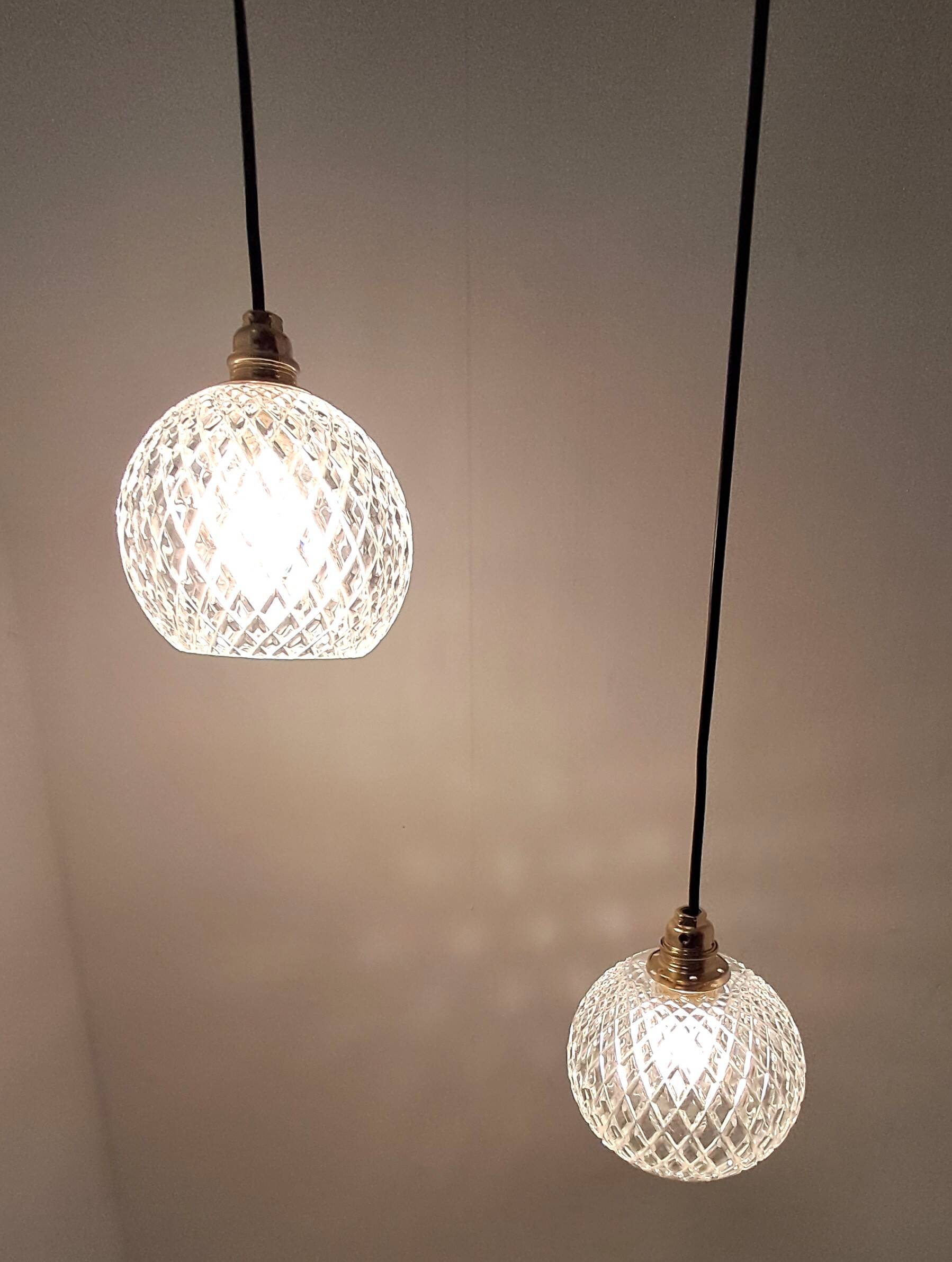 Two-light pendant in a cascade of cut crystal globe