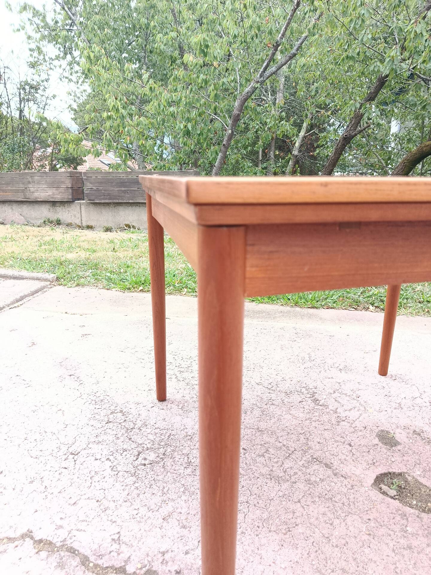 Danish extendable game table