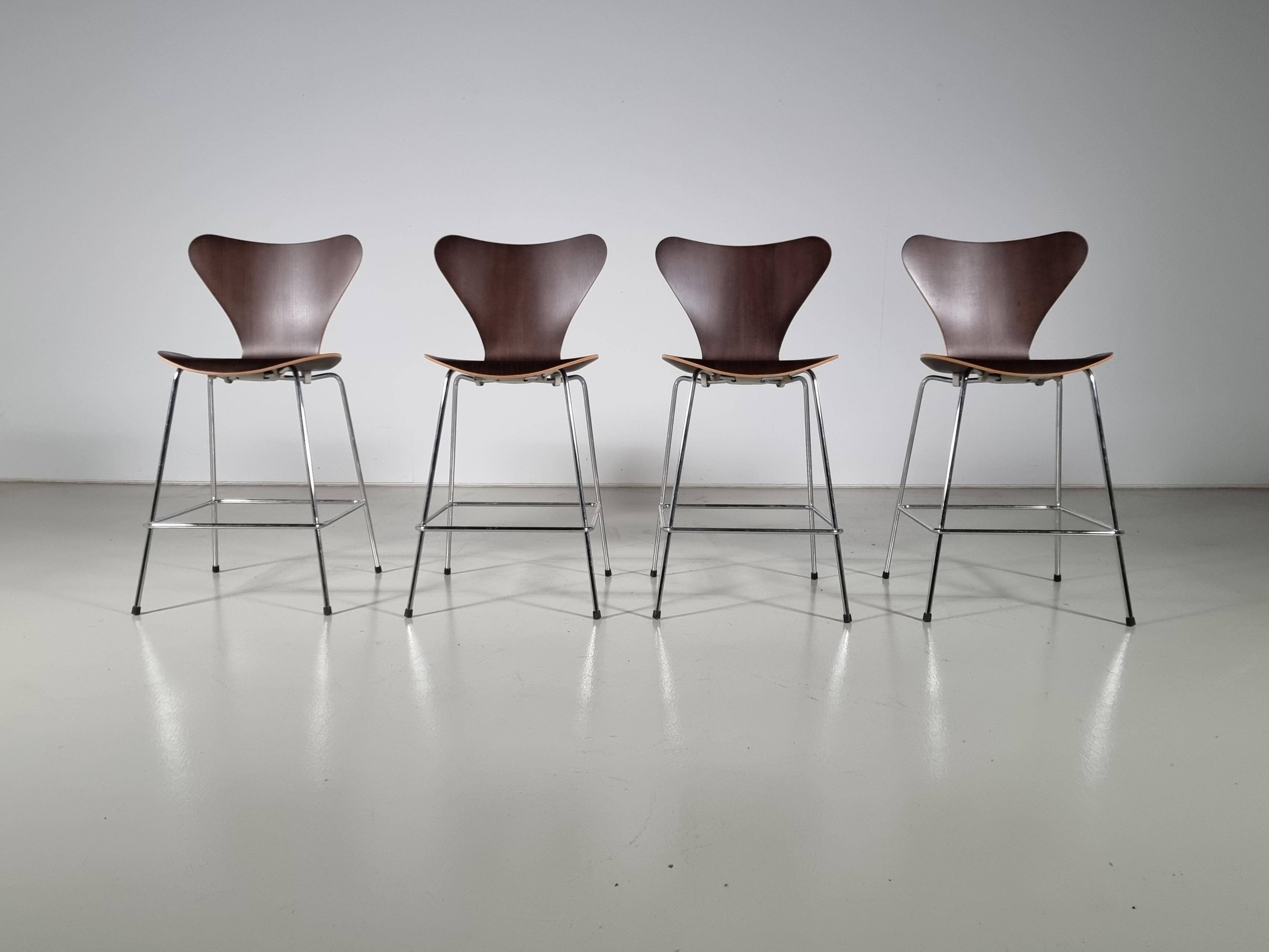 Set of 4 brown oak plywood bar stools by Fritz Hansen Series 7 by Arne Jacobsen.
