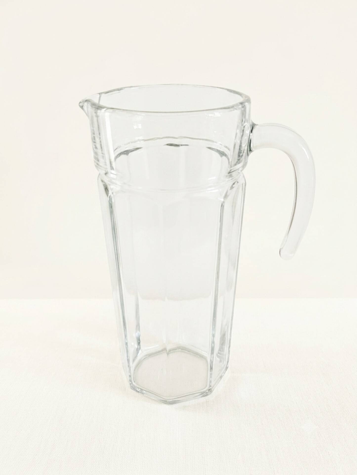 Grand pichet octogonal en verre épais 70's