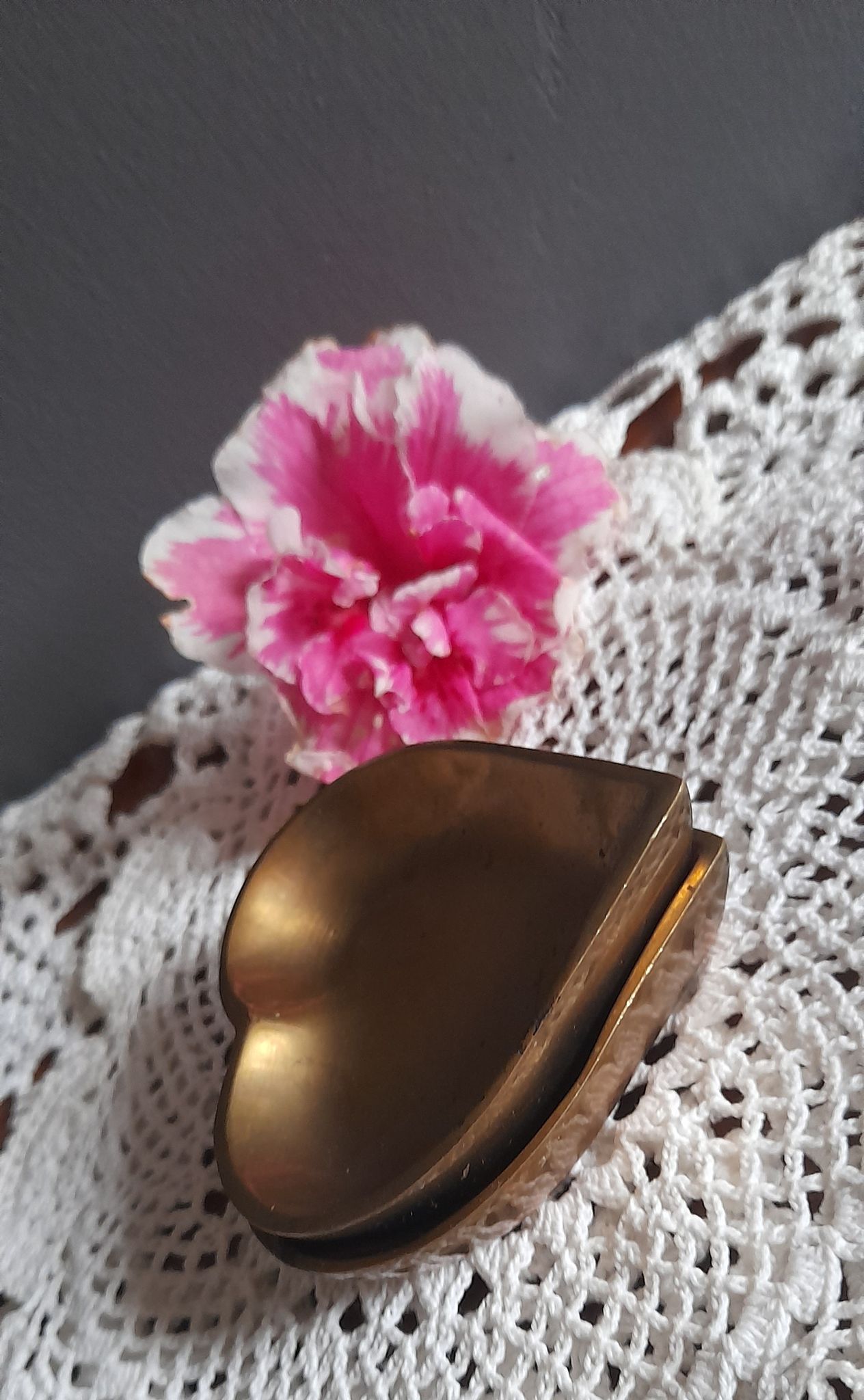 Duo of pocket trays, brass heart, vintage