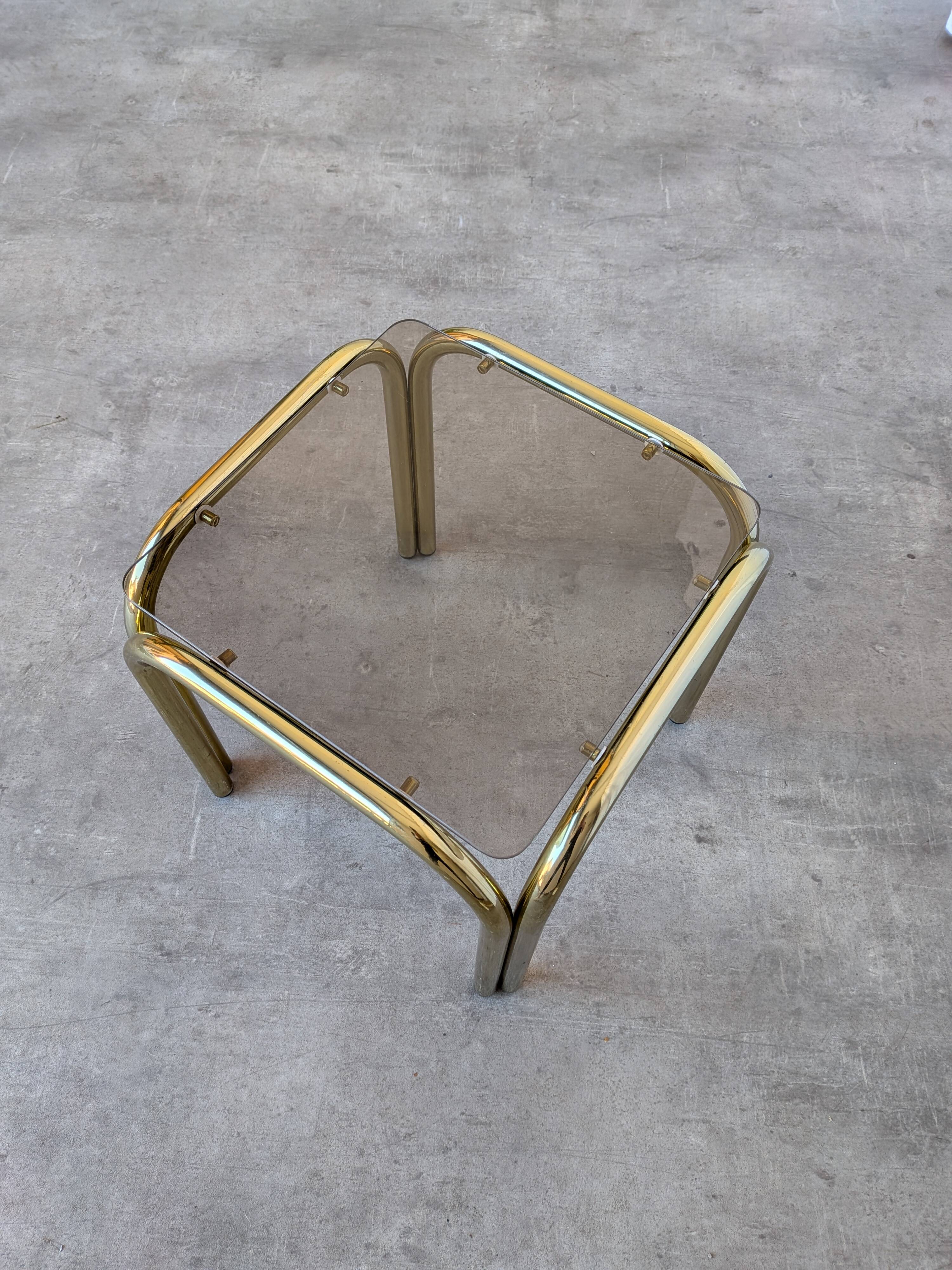 Table basse vintage en laiton et verre fumé / Moderne italien du milieu du siècle