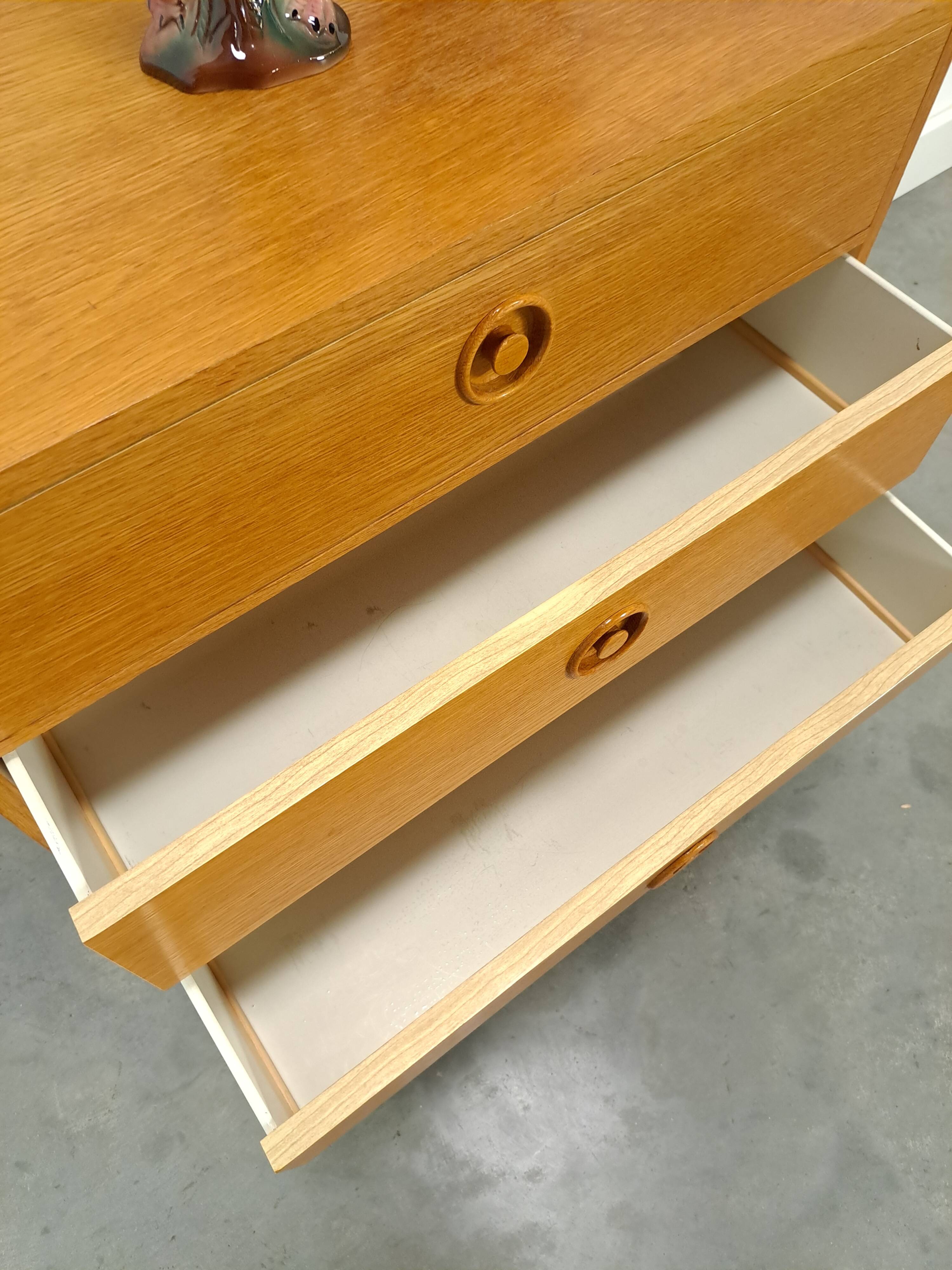 Commode en placage avec poignées rondes de Suède