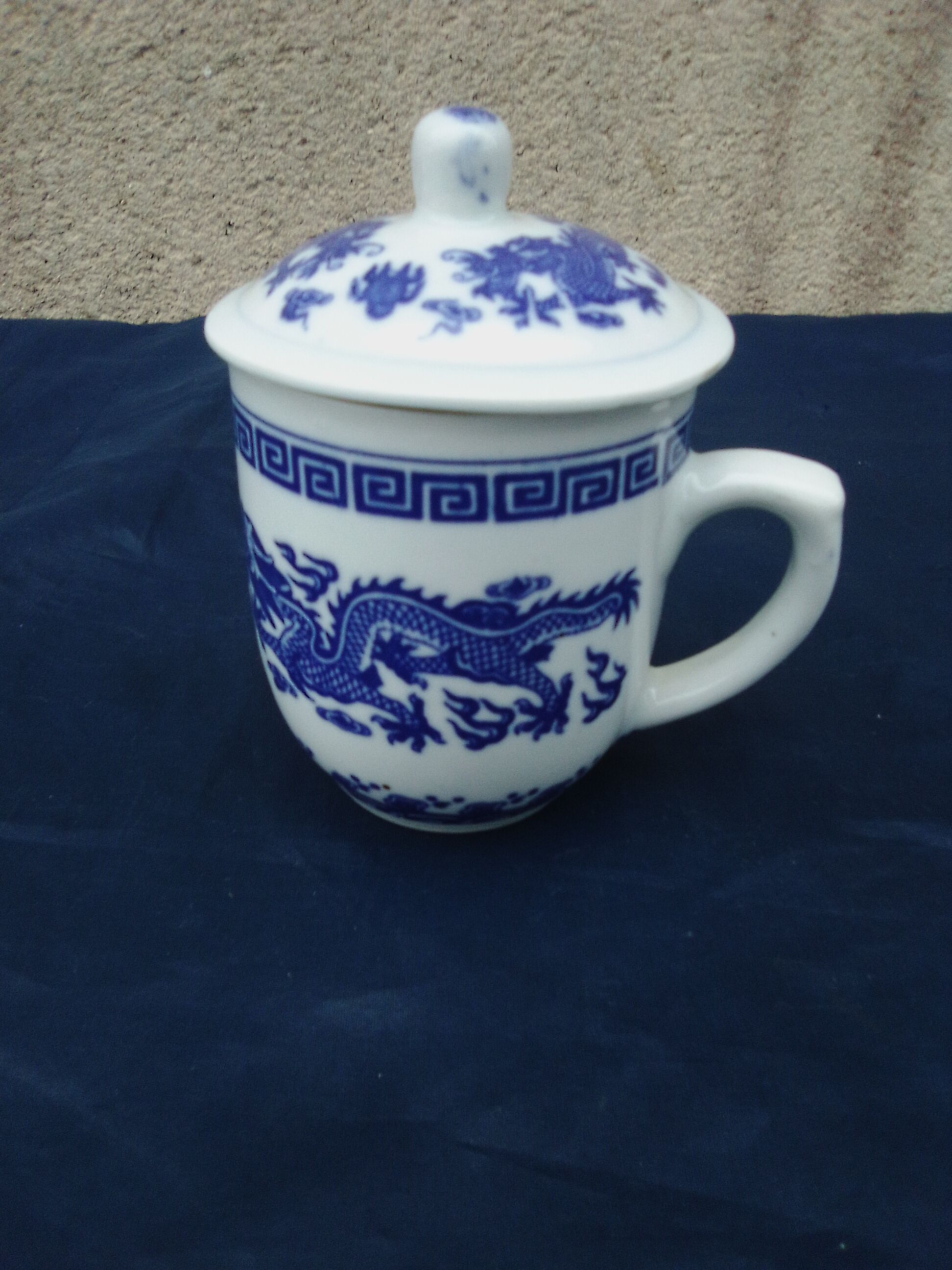 Tasse à thé  en porcelaine chinoise  motif dragon H 14 cm