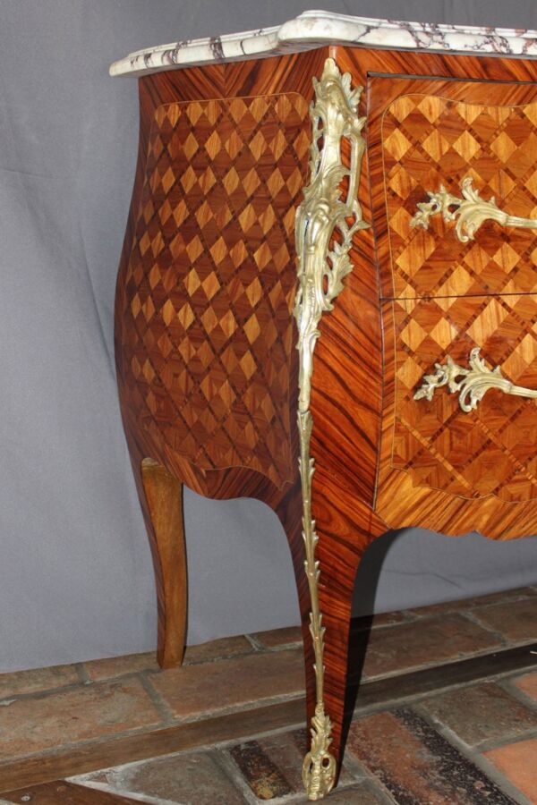 Commode de style Louis XV en marqueterie de cube