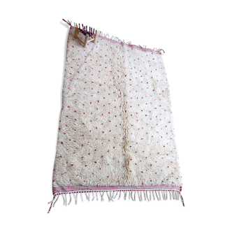 Tapis berbère Béni Ouarain à pois rose fushia et blanc