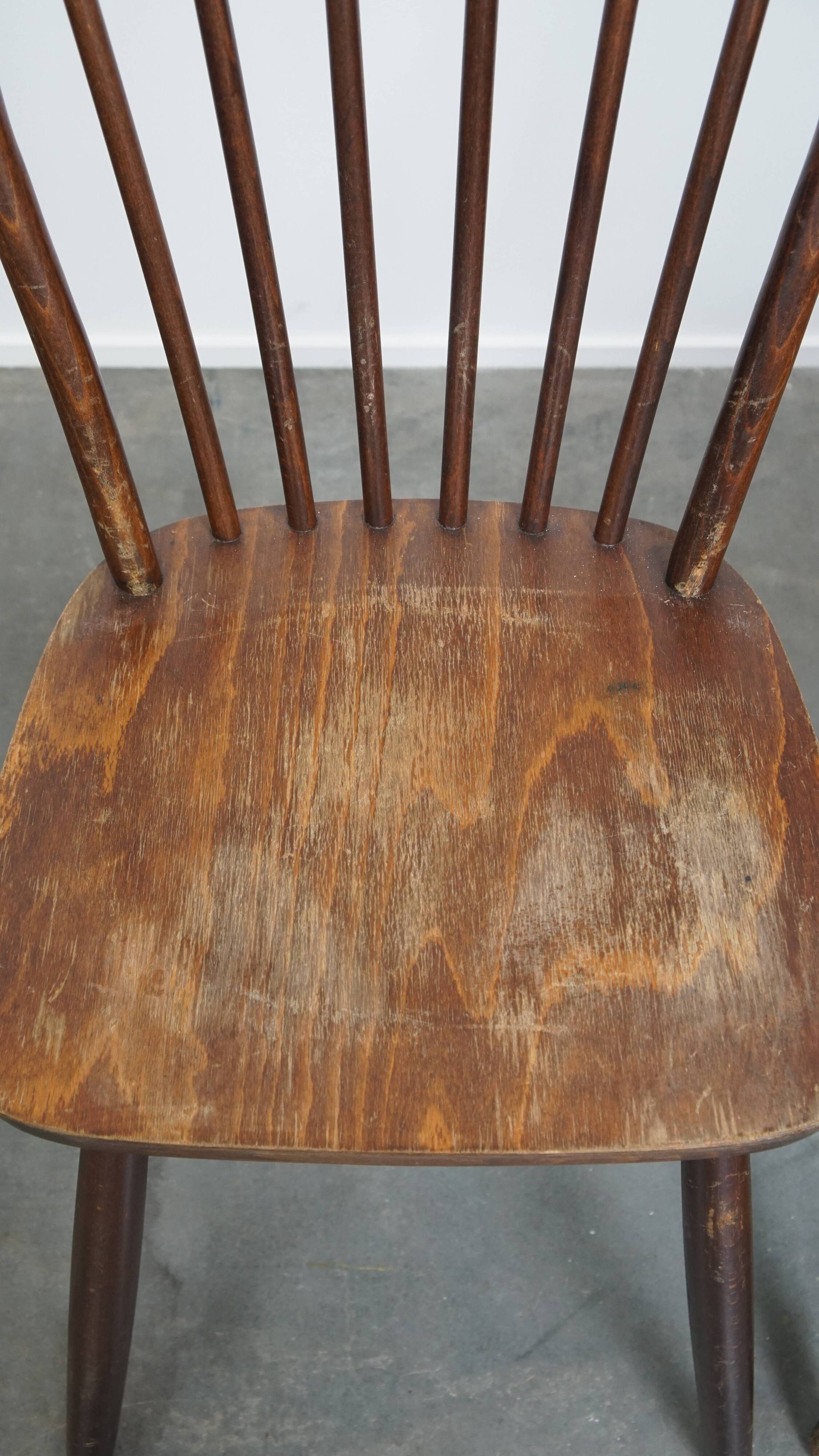 Ensemble de 8 chaises Windsor vintage en bois à dossier fuseau des années 1970
